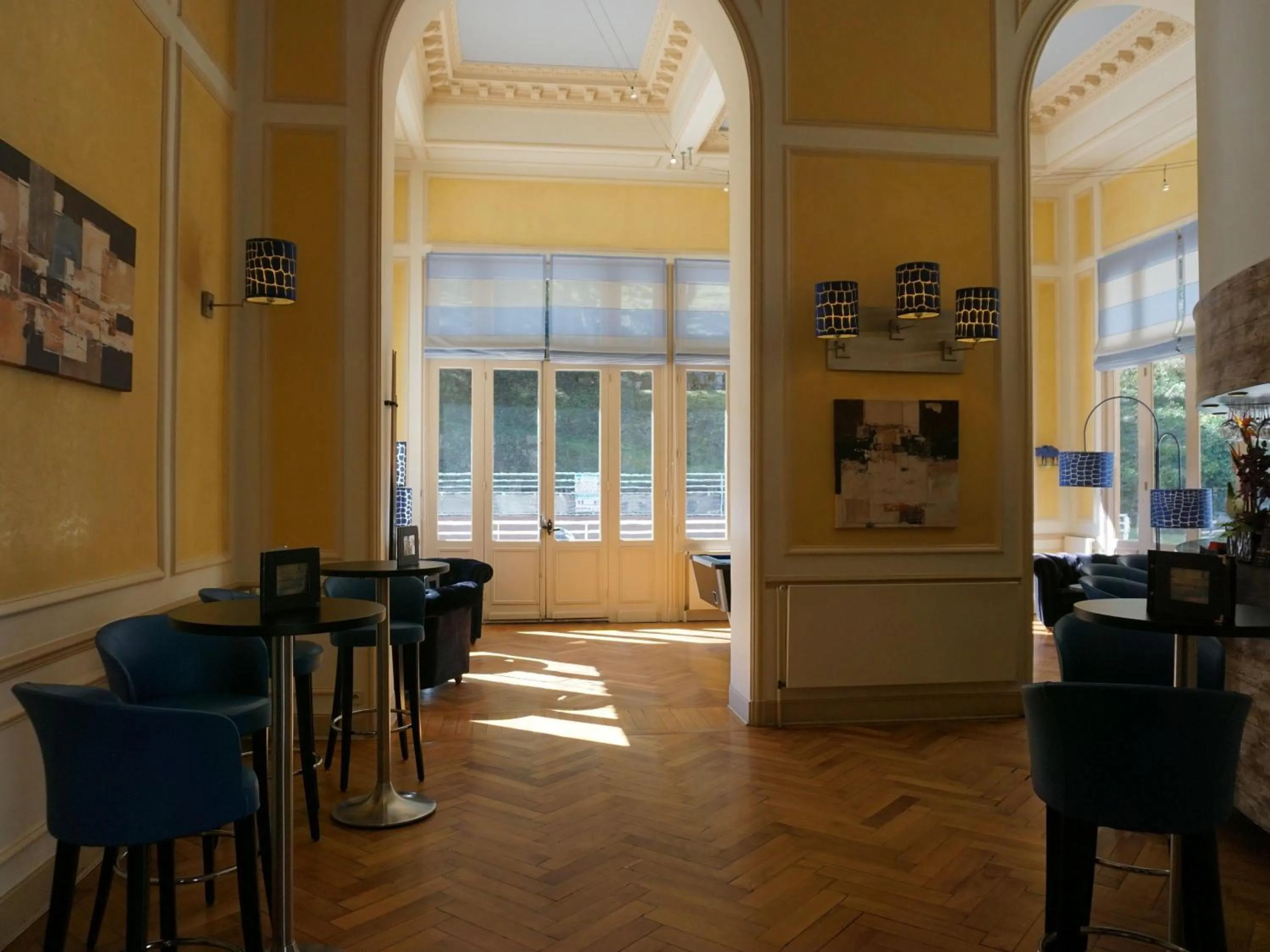 Lounge or bar in Hôtel Mercure Saint-Nectaire Spa & Bien-être