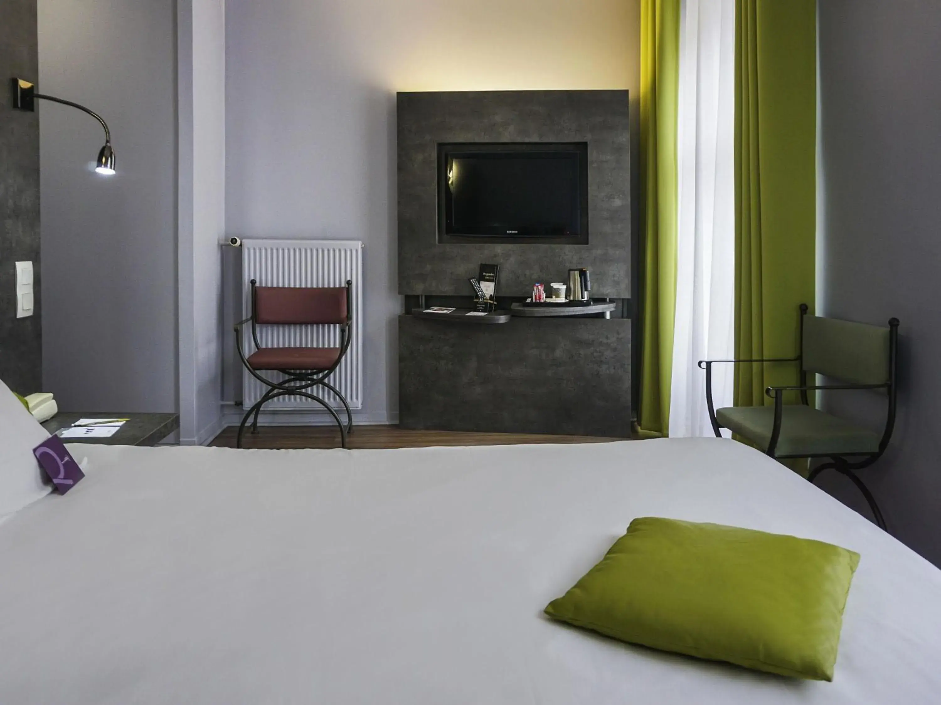 Bedroom, Bed in Hôtel Mercure Saint-Nectaire Spa & Bien-être Bedroom, Bed in Hôtel Mercure Saint-Nectaire Spa & Bien-être