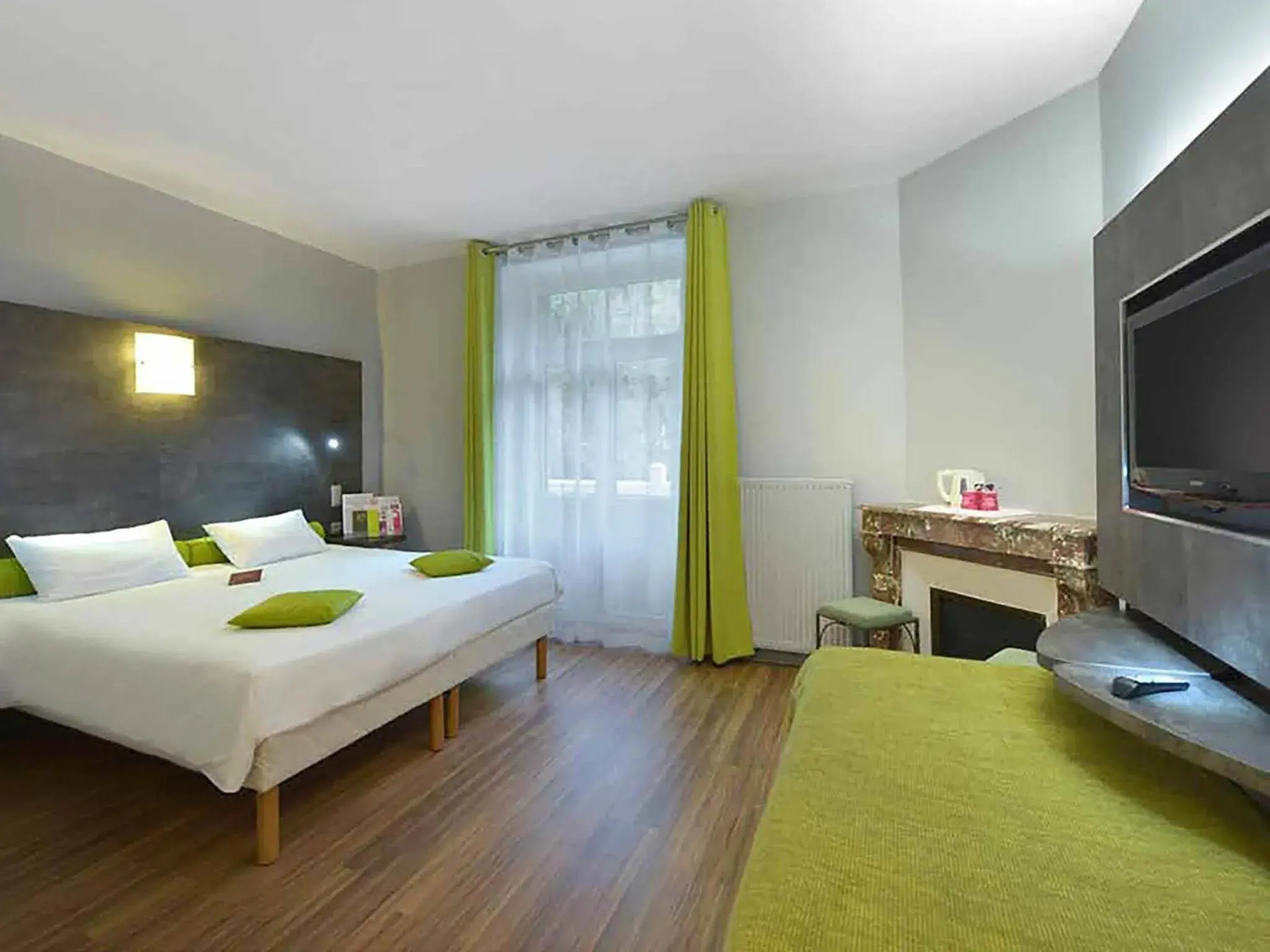 Bedroom, Bed in Hôtel Mercure Saint-Nectaire Spa & Bien-être Bedroom, Bed in Hôtel Mercure Saint-Nectaire Spa & Bien-être