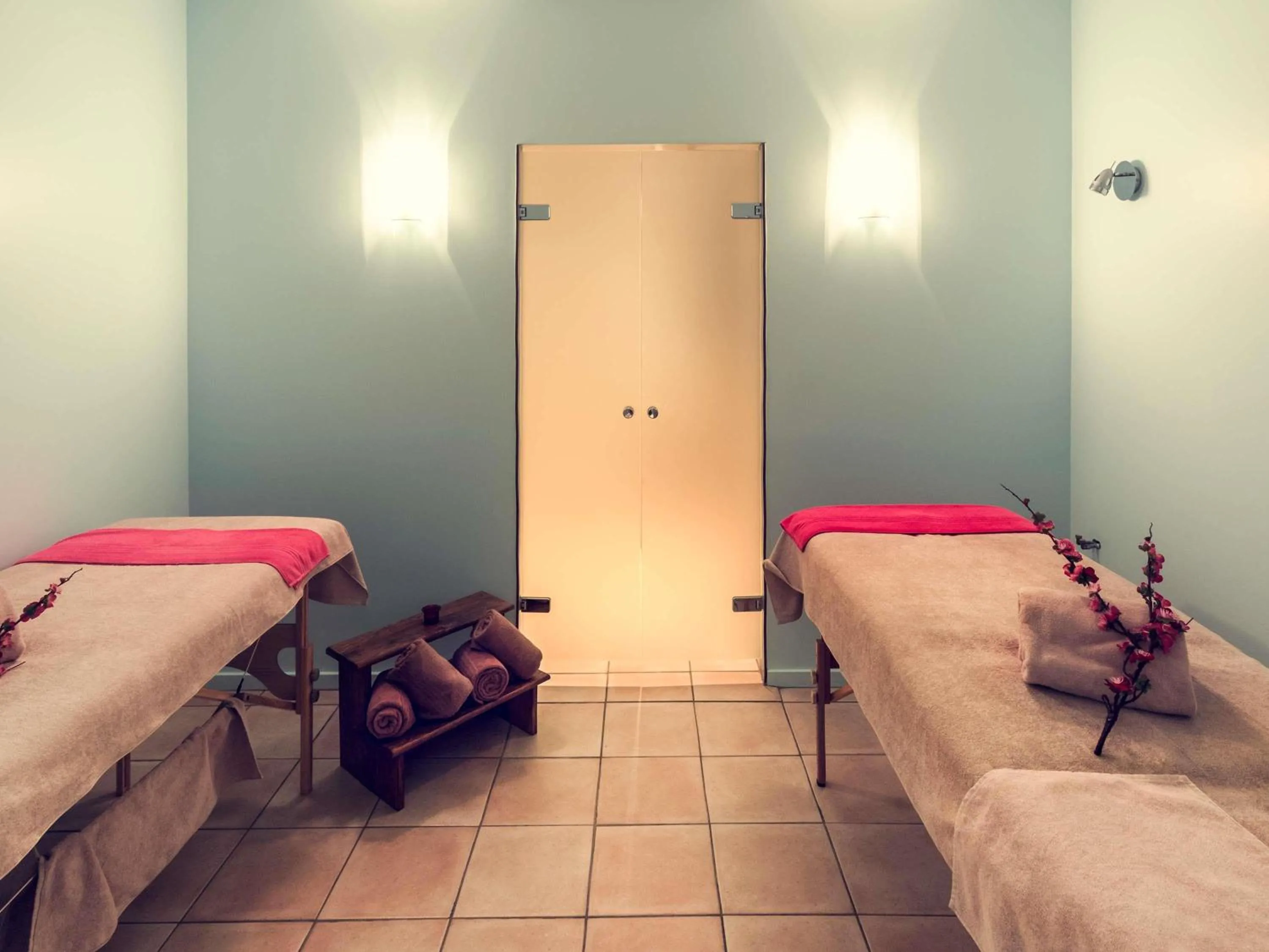 Property building, Bed in Hôtel Mercure Saint-Nectaire Spa & Bien-être