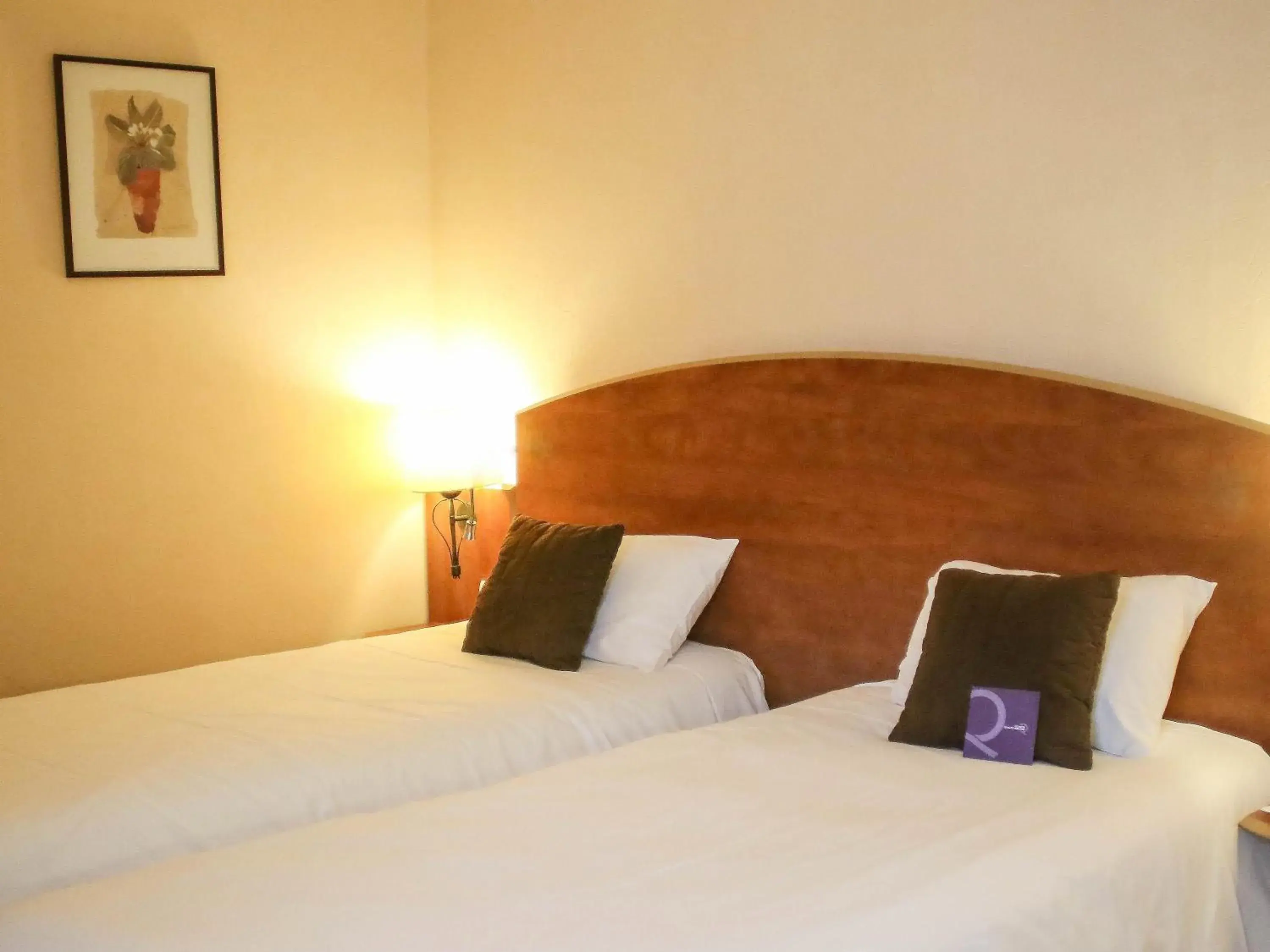 Bedroom, Bed in Hôtel Mercure Saint-Nectaire Spa & Bien-être Bedroom, Bed in Hôtel Mercure Saint-Nectaire Spa & Bien-être