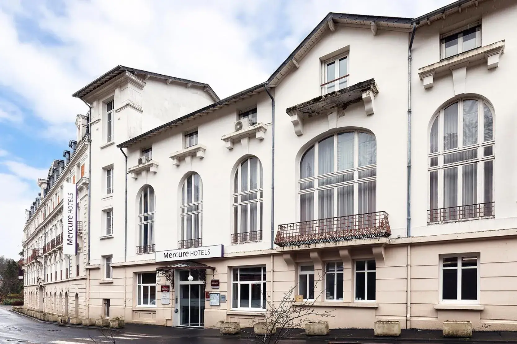 Property building in Hôtel Mercure Saint-Nectaire Spa & Bien-être Property building in Hôtel Mercure Saint-Nectaire Spa & Bien-être