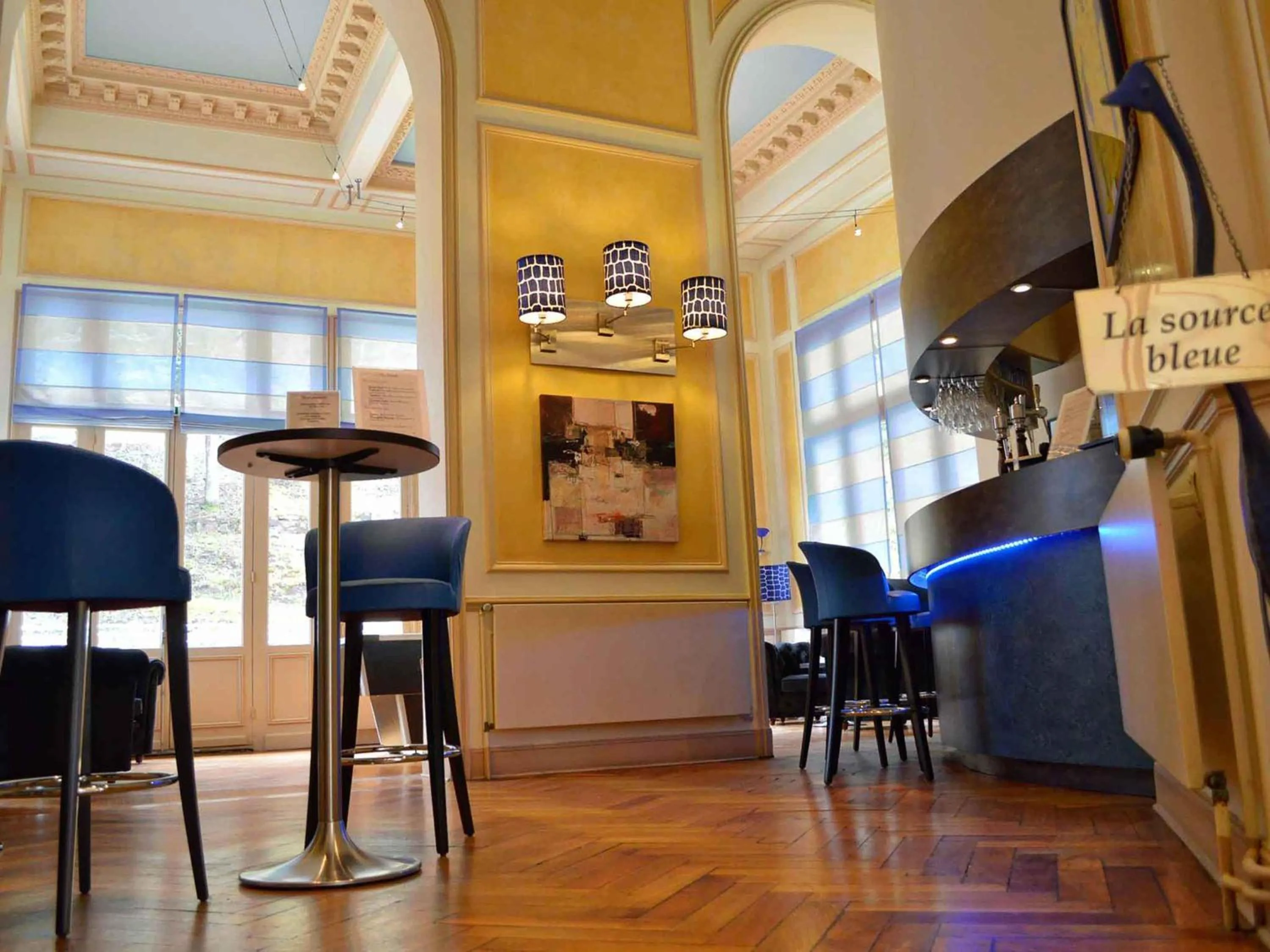 Lounge or bar in Hôtel Mercure Saint-Nectaire Spa & Bien-être