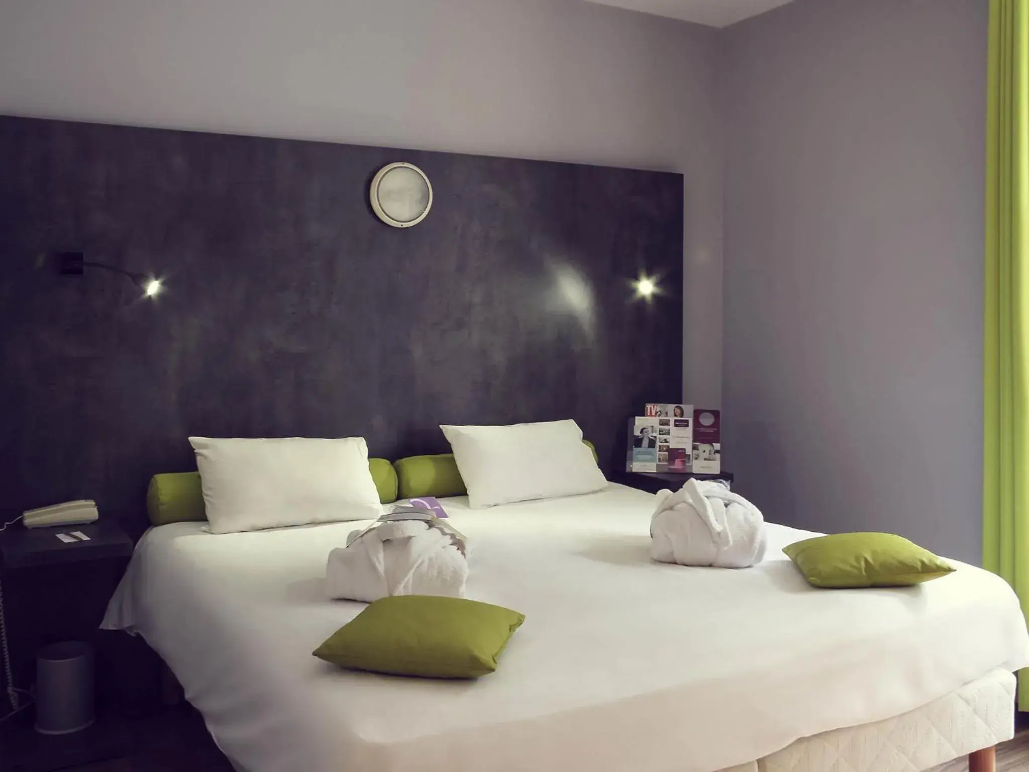 Bedroom, Bed in Hôtel Mercure Saint-Nectaire Spa & Bien-être Bedroom, Bed in Hôtel Mercure Saint-Nectaire Spa & Bien-être