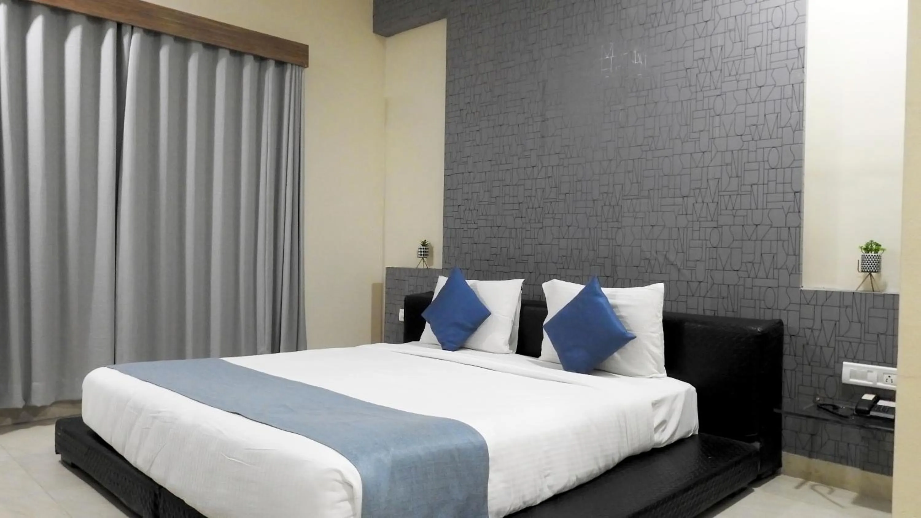 Bed in Hotel Sai Miracle