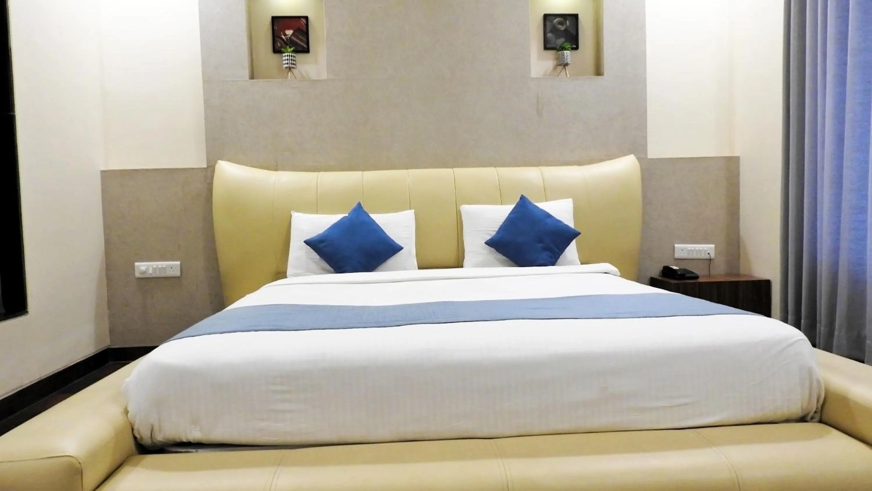 Bed in Hotel Sai Miracle