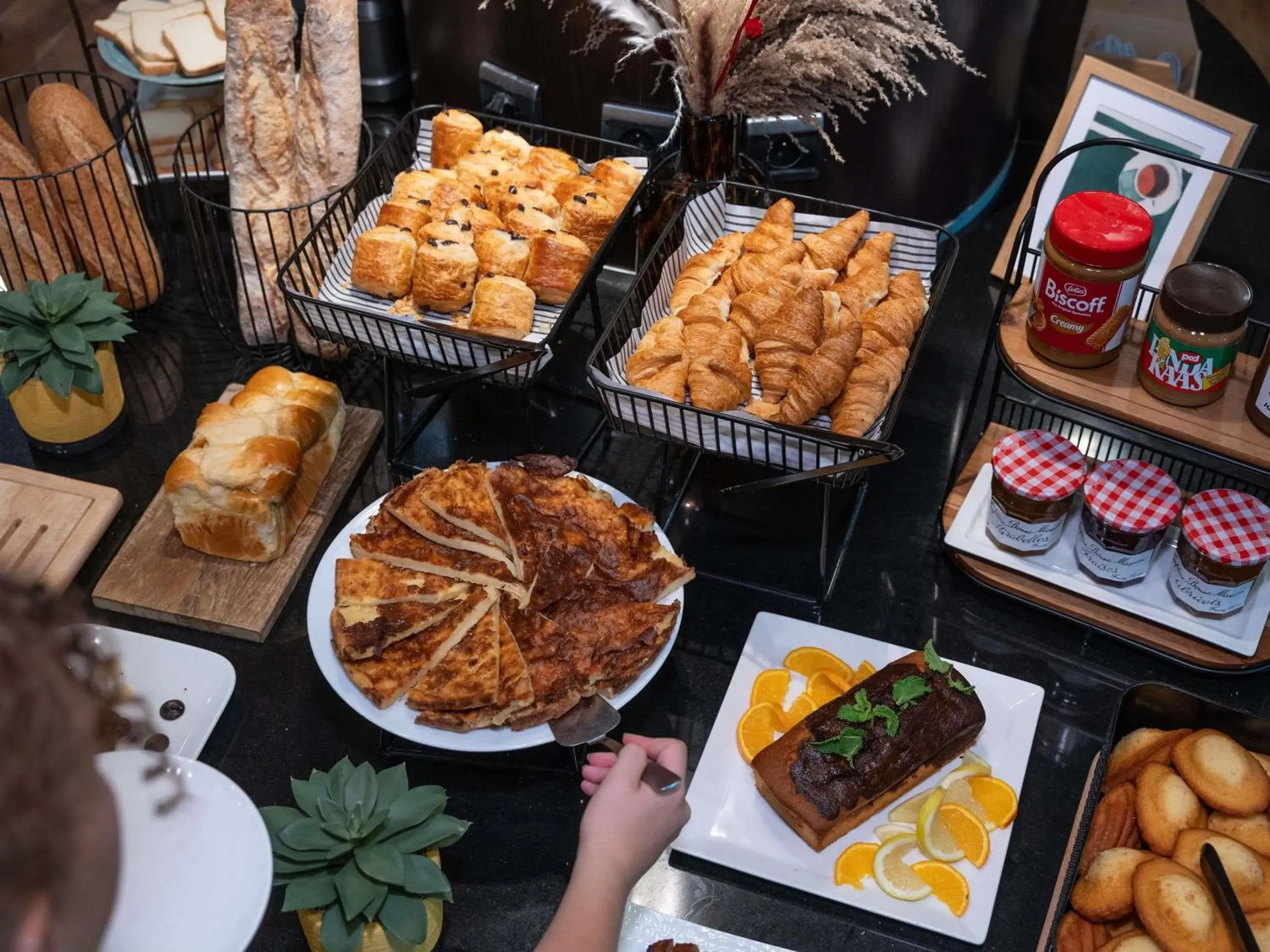 Breakfast in Mercure Besancon Parc Micaud - Hotel & Bar Breakfast in Mercure Besancon Parc Micaud - Hotel & Bar