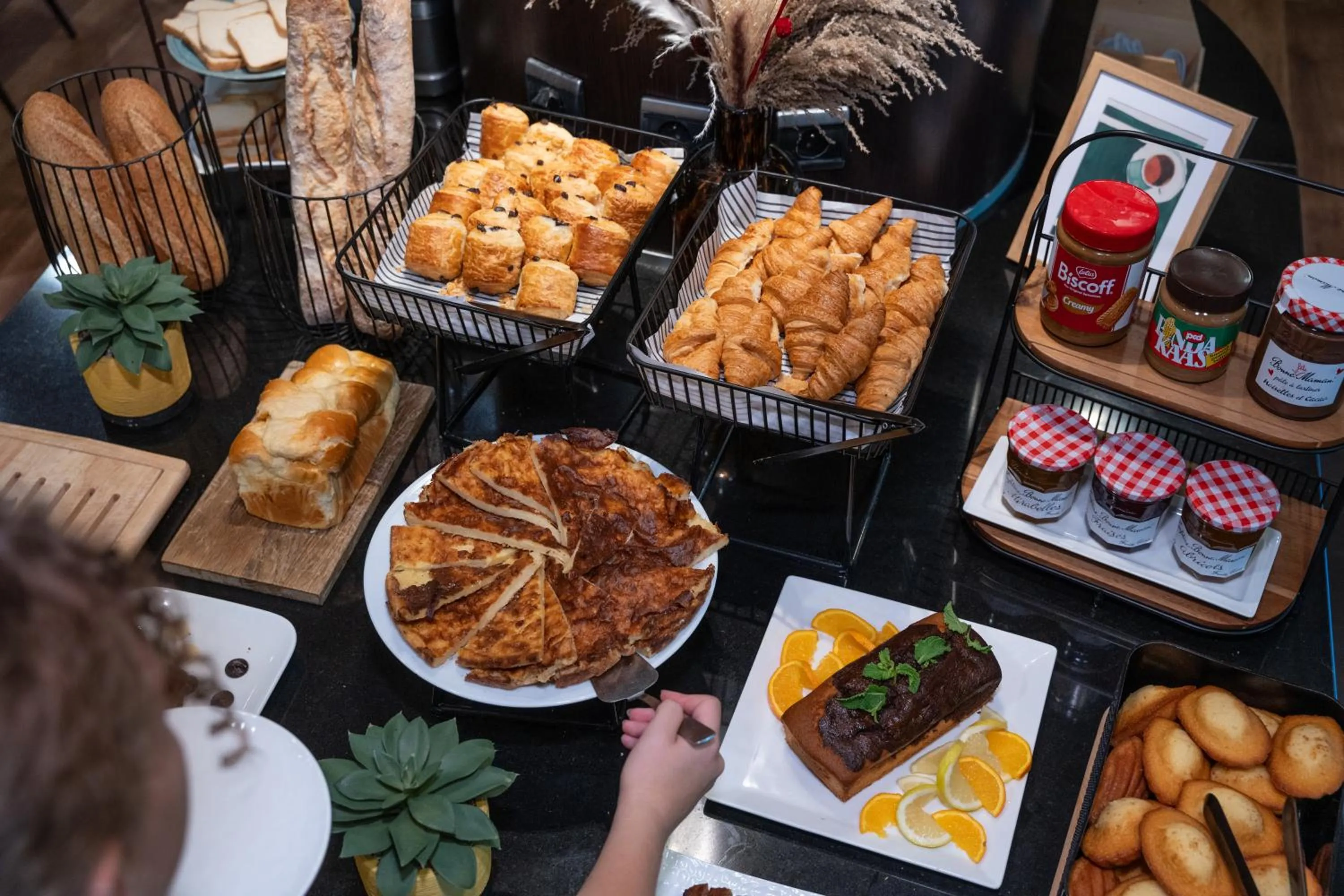 Buffet breakfast in Mercure Besancon Parc Micaud - Hotel & Bar