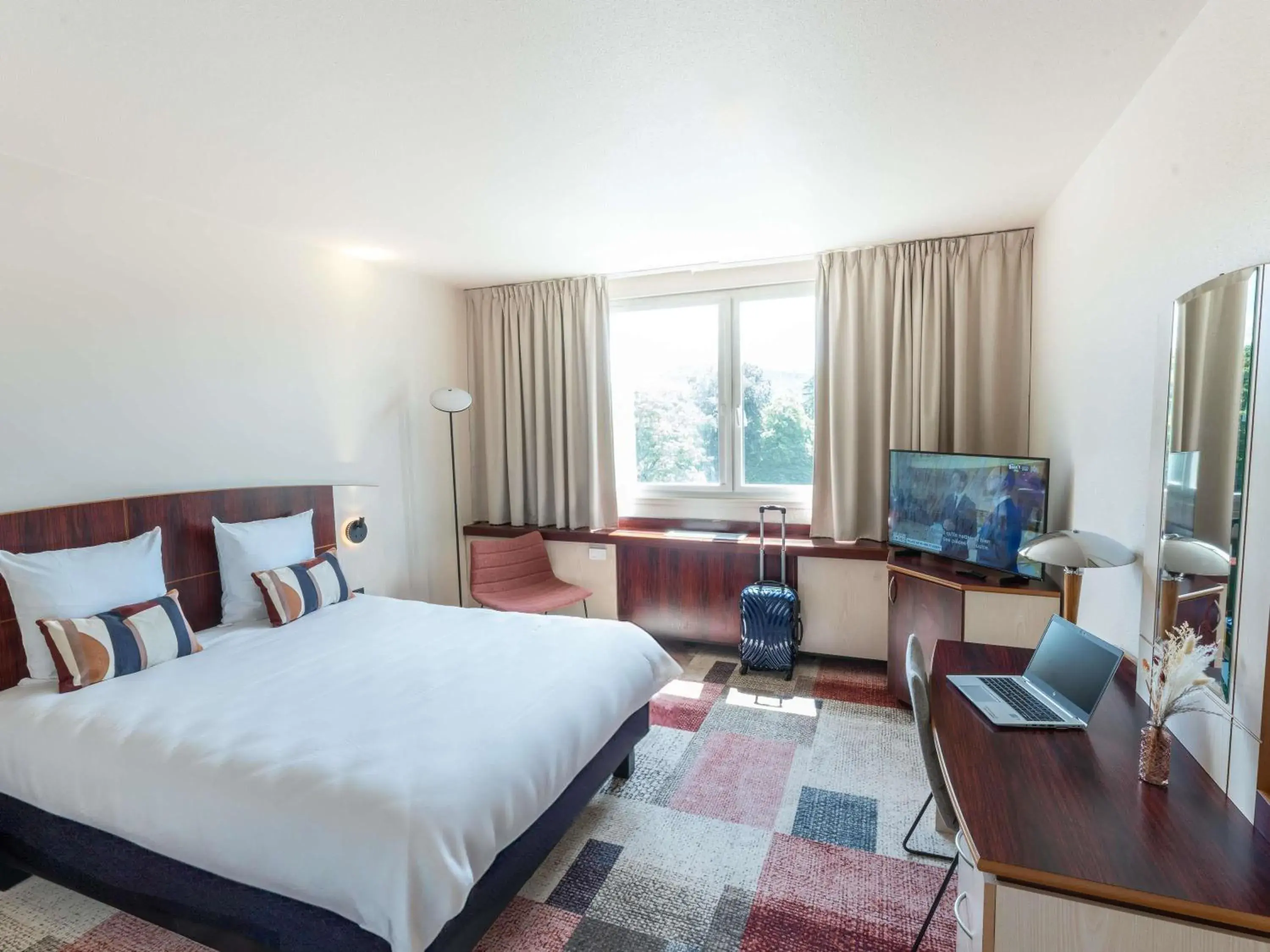 Bedroom, Bed in Mercure Besancon Parc Micaud - Hotel & Bar Bedroom, Bed in Mercure Besancon Parc Micaud - Hotel & Bar