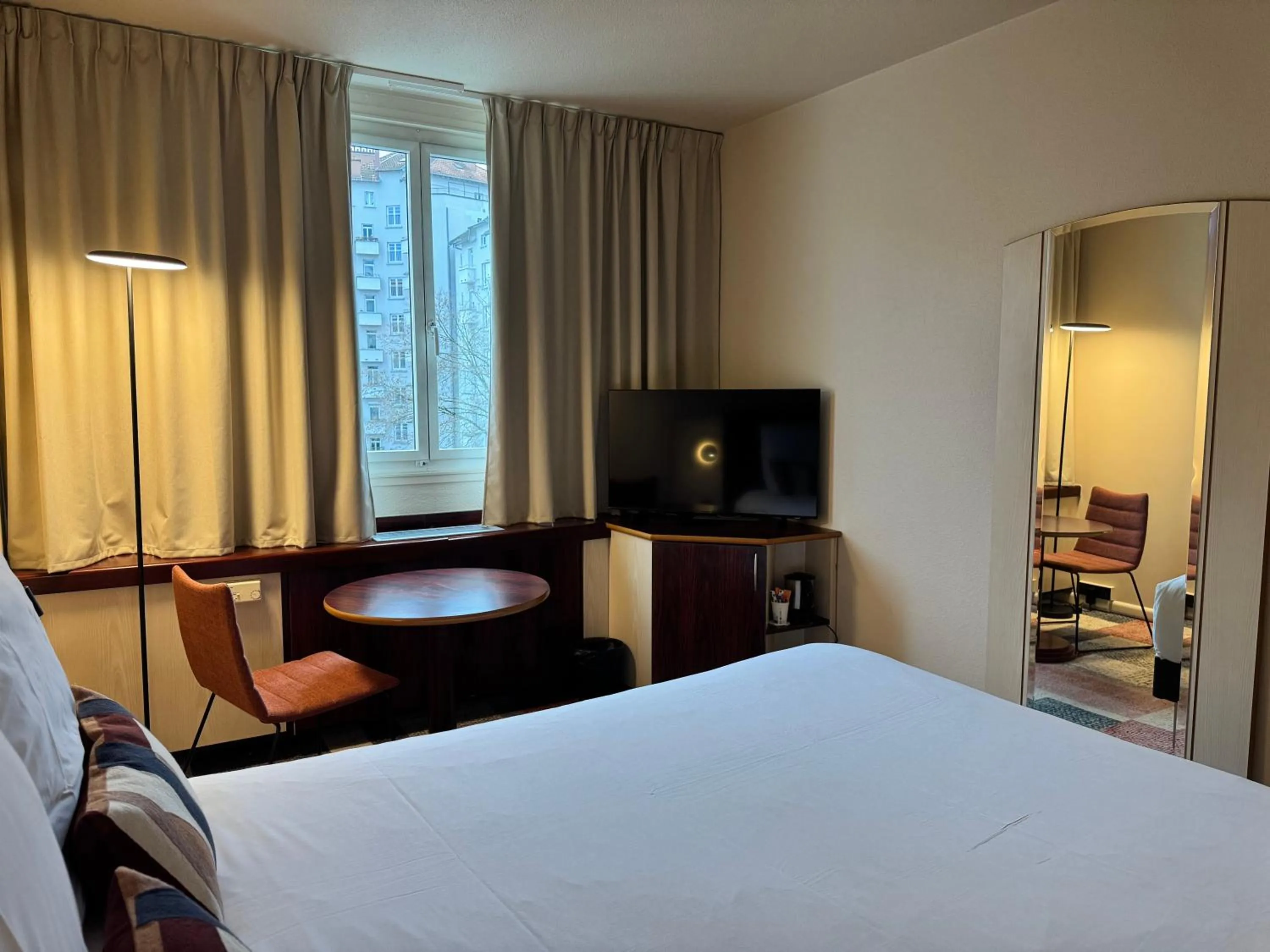 Communal lounge/ TV room, Bed in Mercure Besancon Parc Micaud - Hotel & Bar
