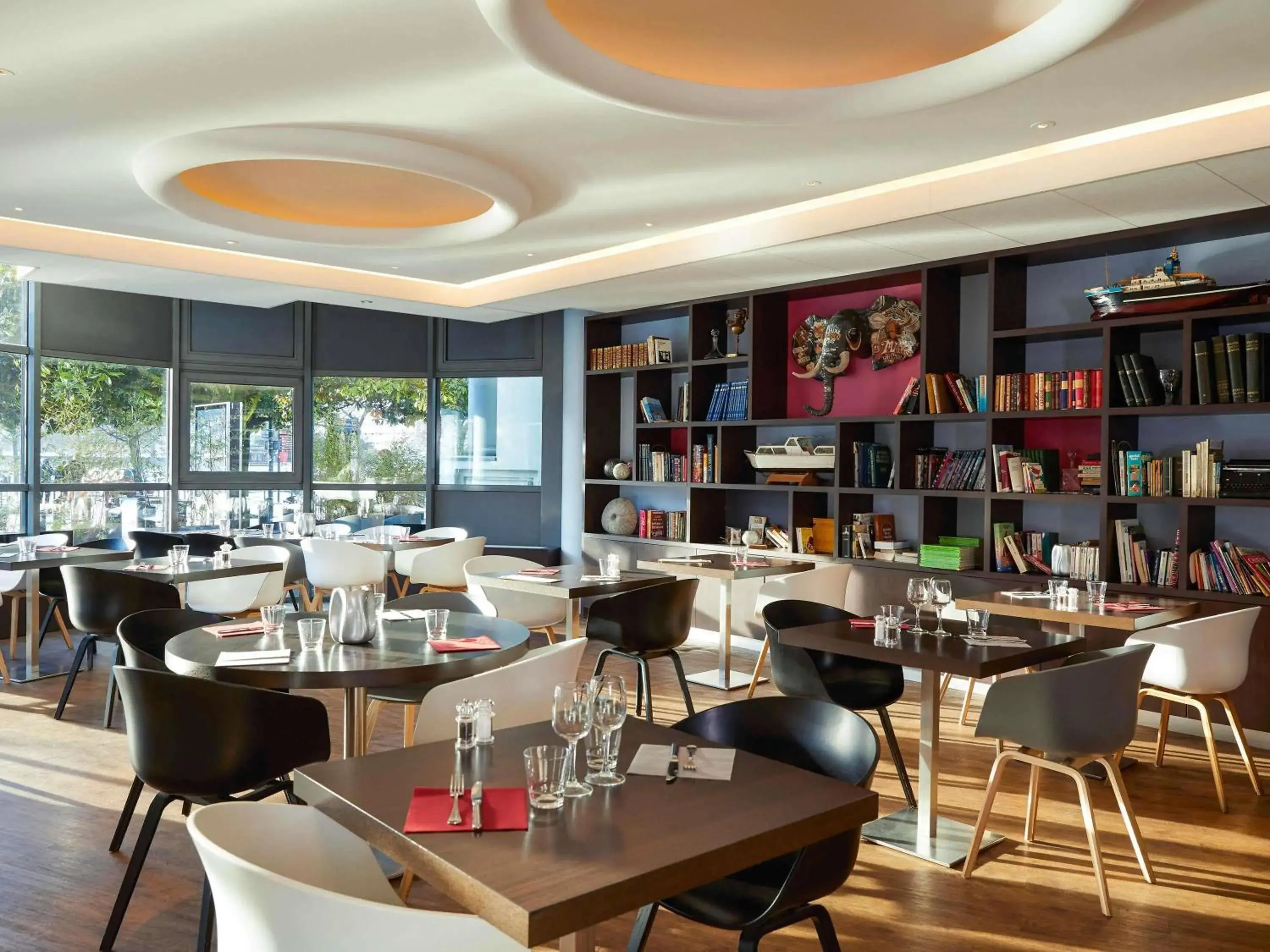 Restaurant/places to eat in Mercure Nantes Centre Gare Restaurant/places to eat in Mercure Nantes Centre Gare