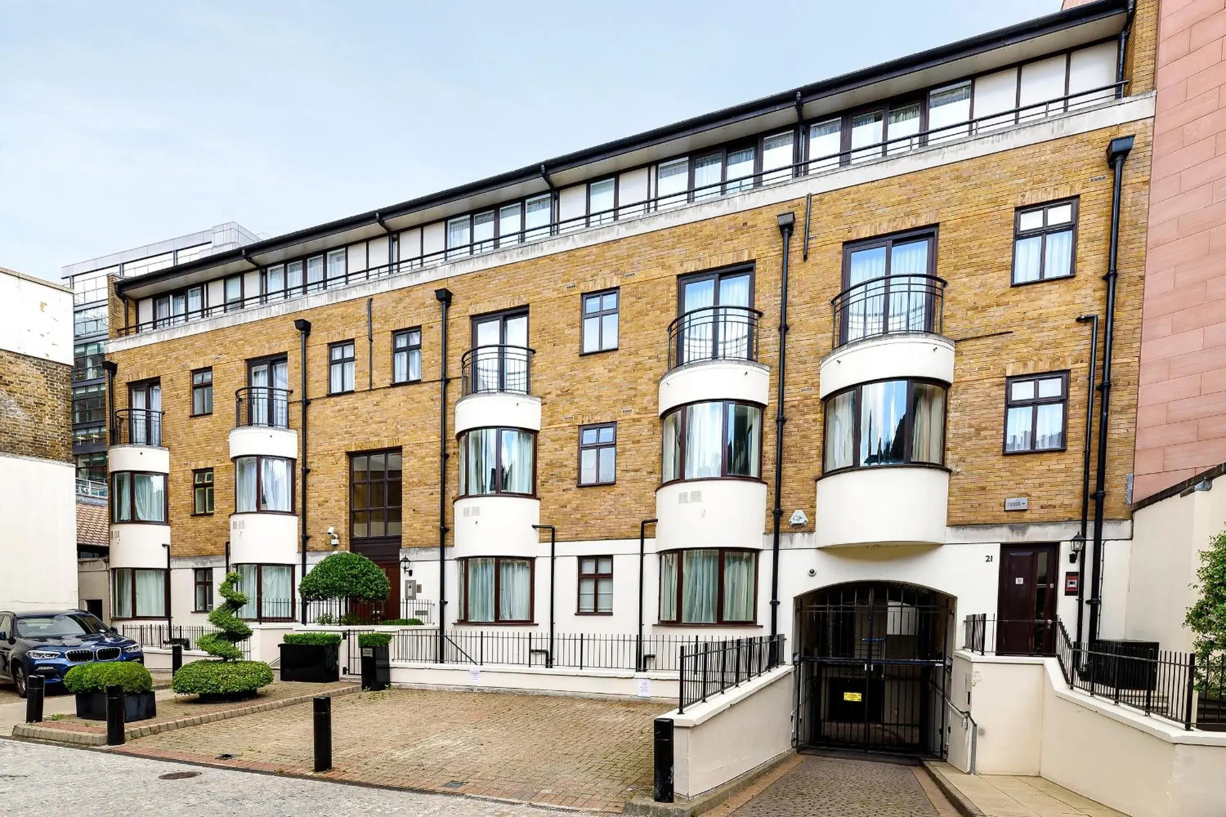 Facade/entrance in Cheval Knightsbridge Facade/entrance in Cheval Knightsbridge