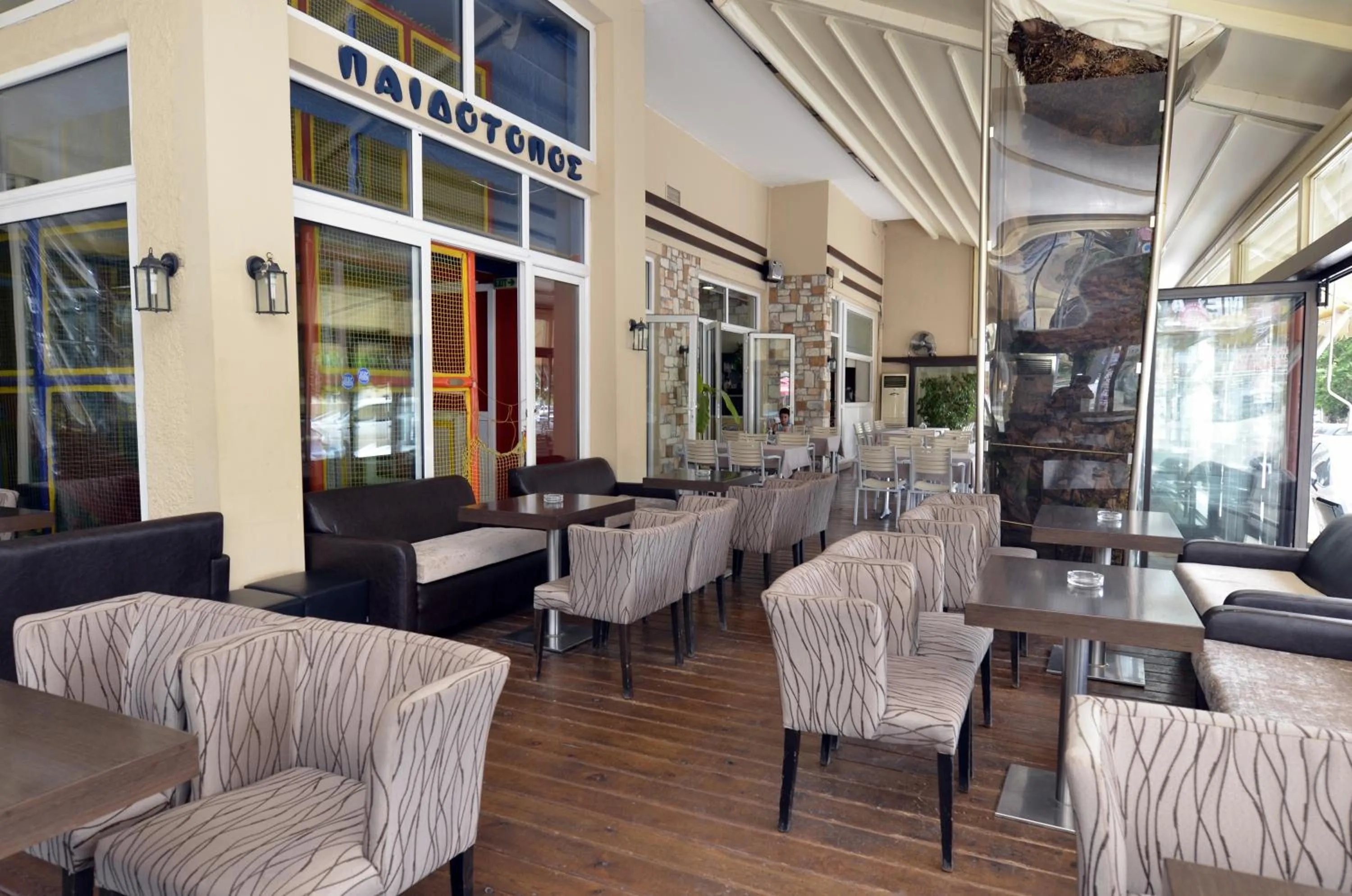 Restaurant/places to eat in Hotel Epavli