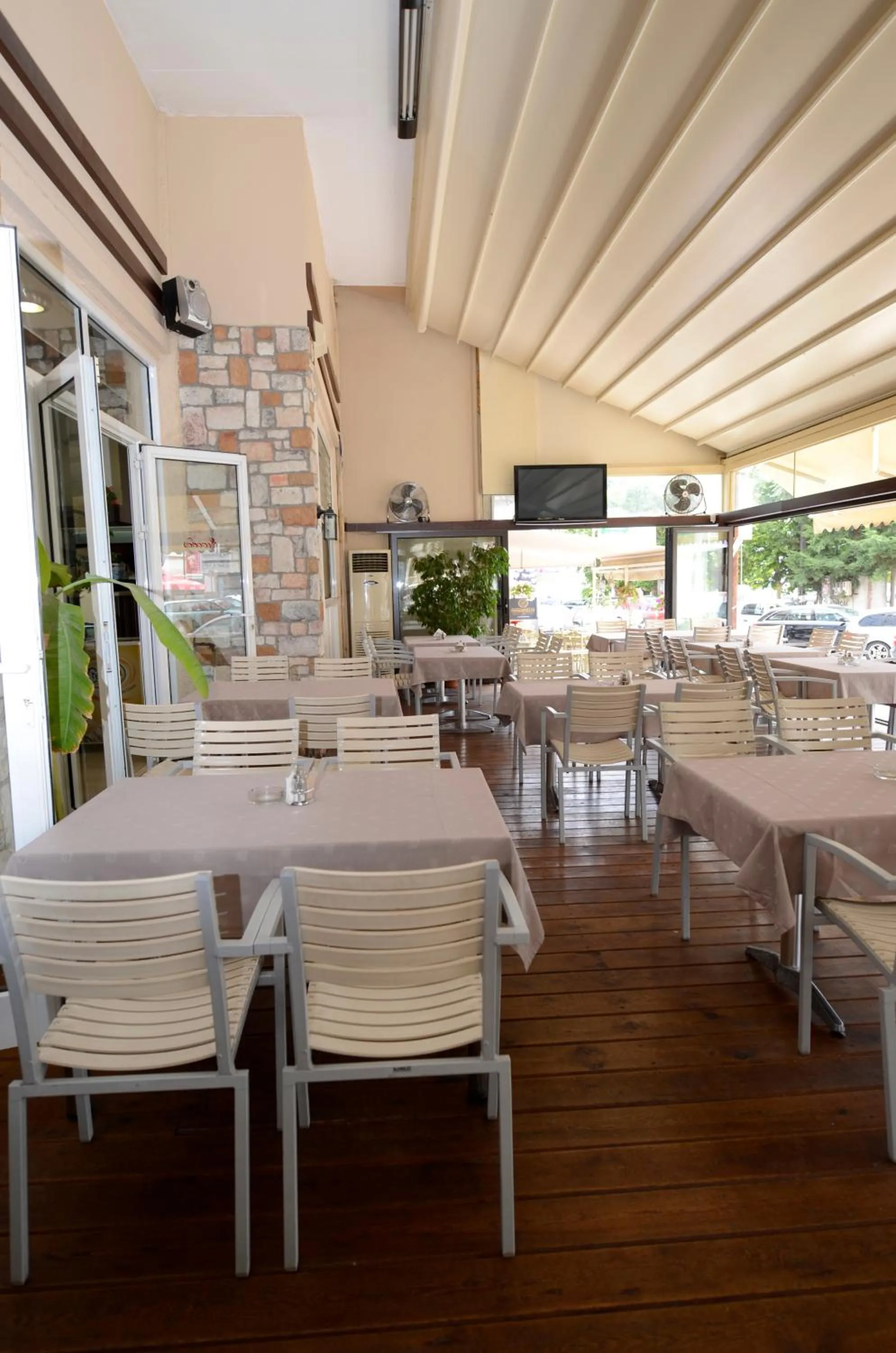 Restaurant/places to eat in Hotel Epavli