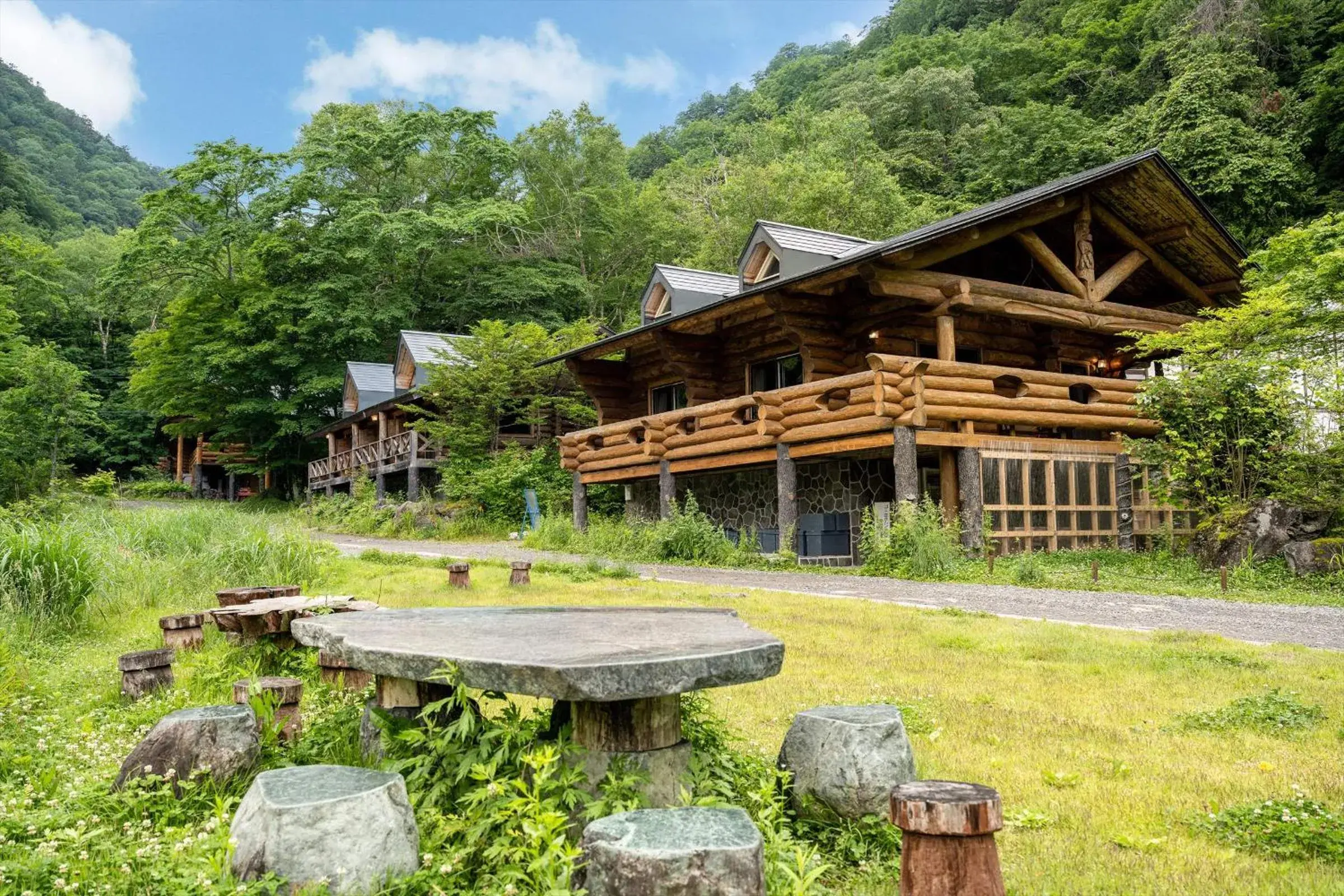 Property building in Hacho no Yu Property building in Hacho no Yu