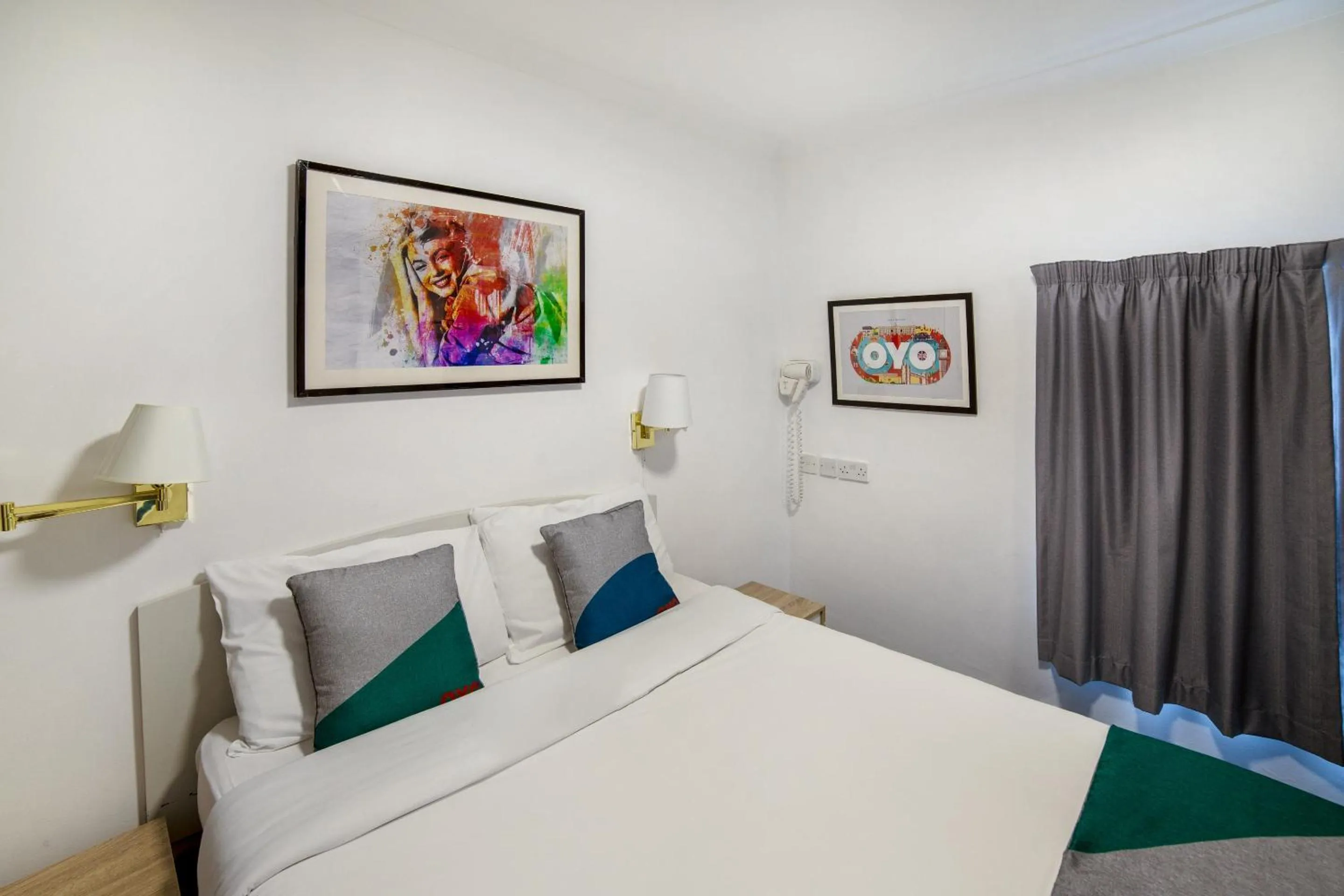 Bedroom, Bed in St George's Hotel