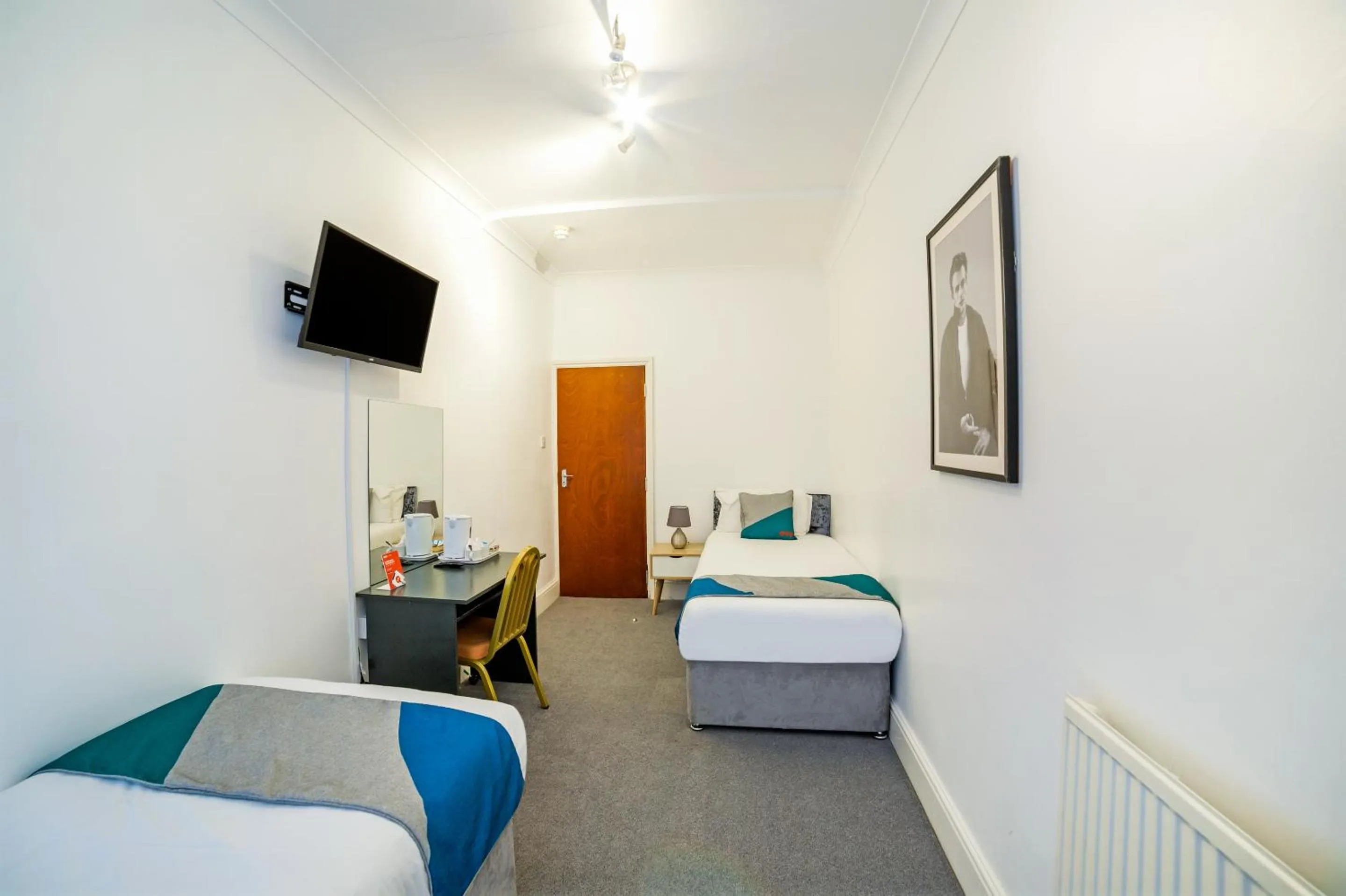 Bedroom, Bed in St George's Hotel