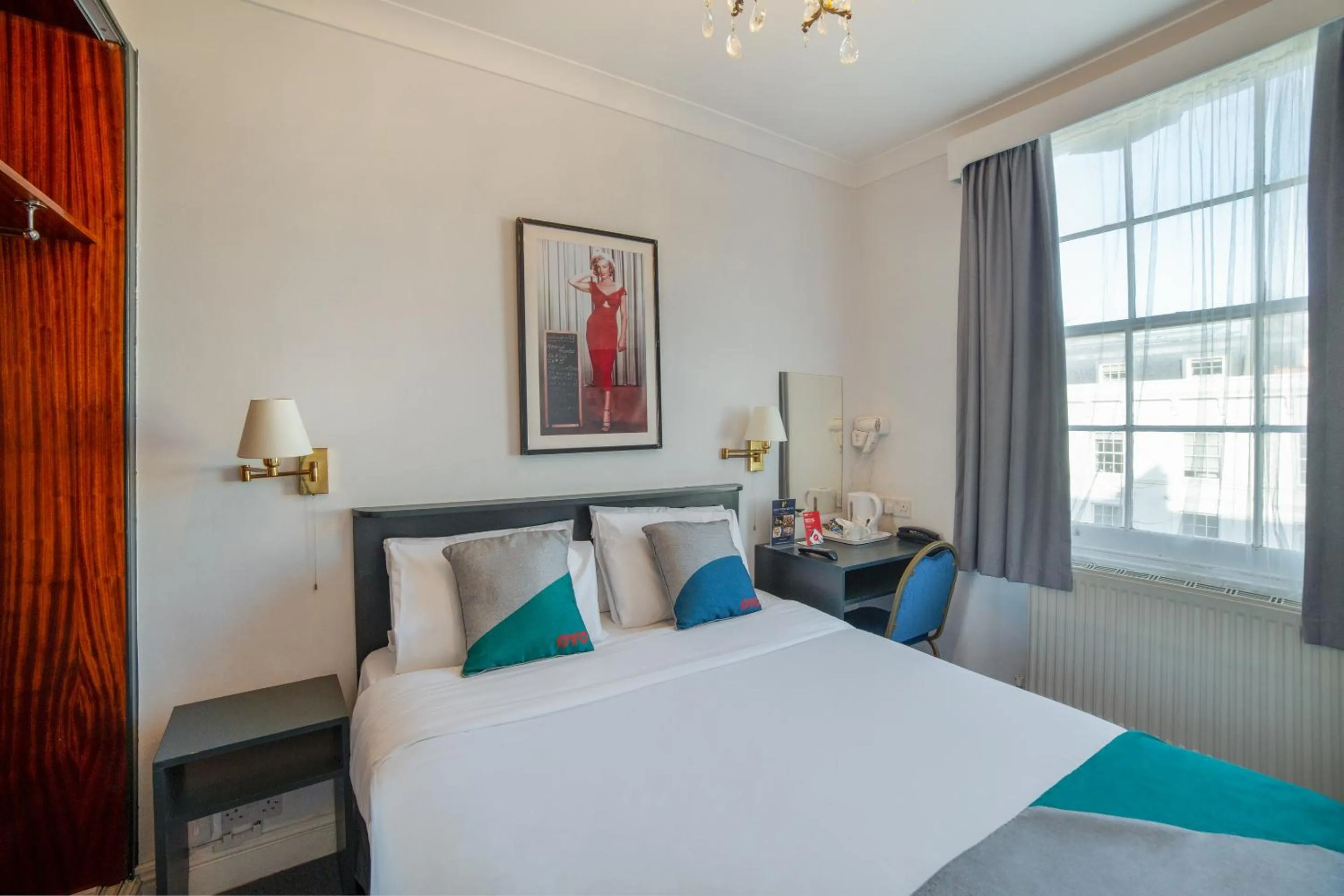 Bedroom, Bed in St George's Hotel