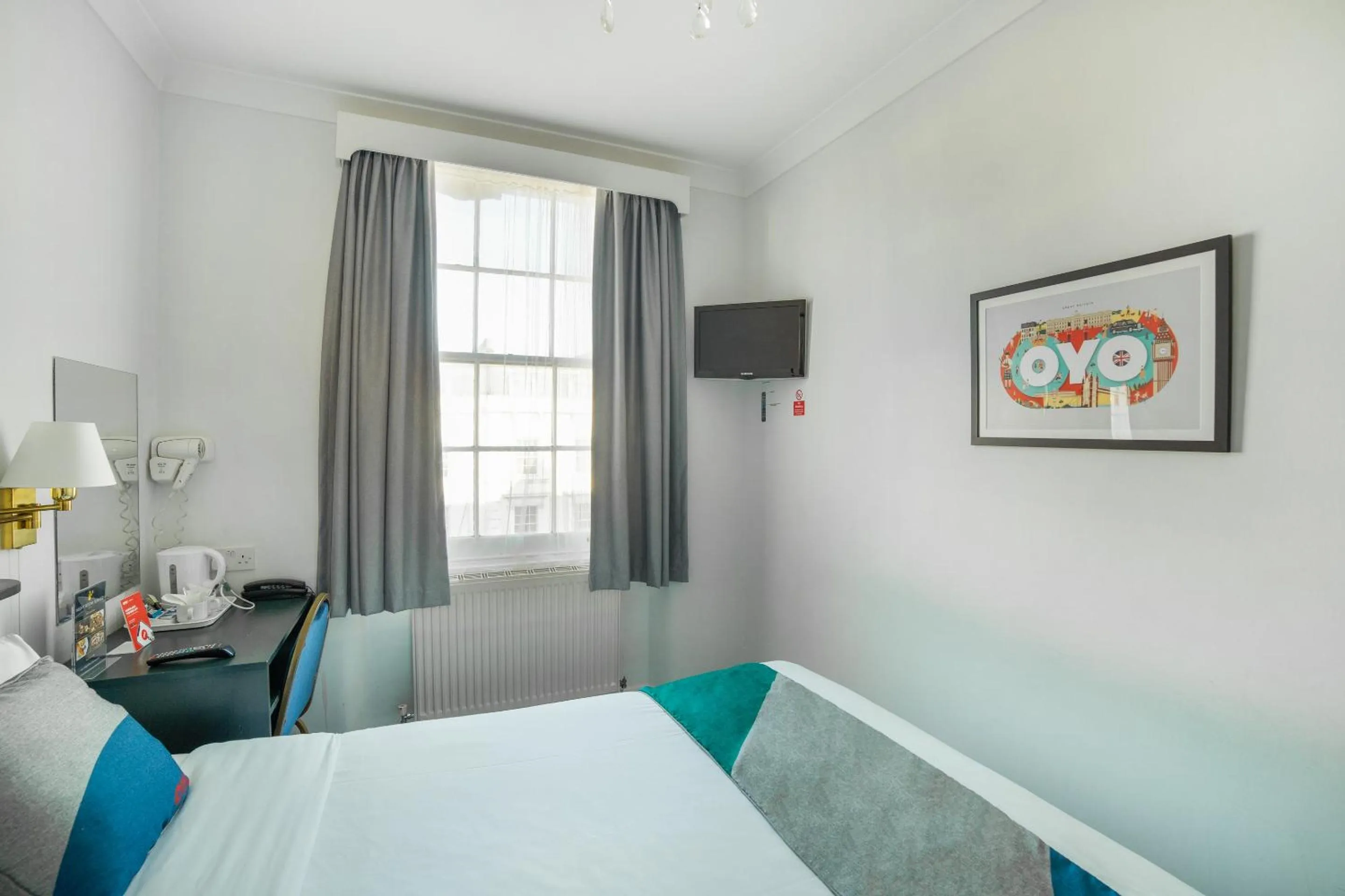 Bedroom, Bed in St George's Hotel