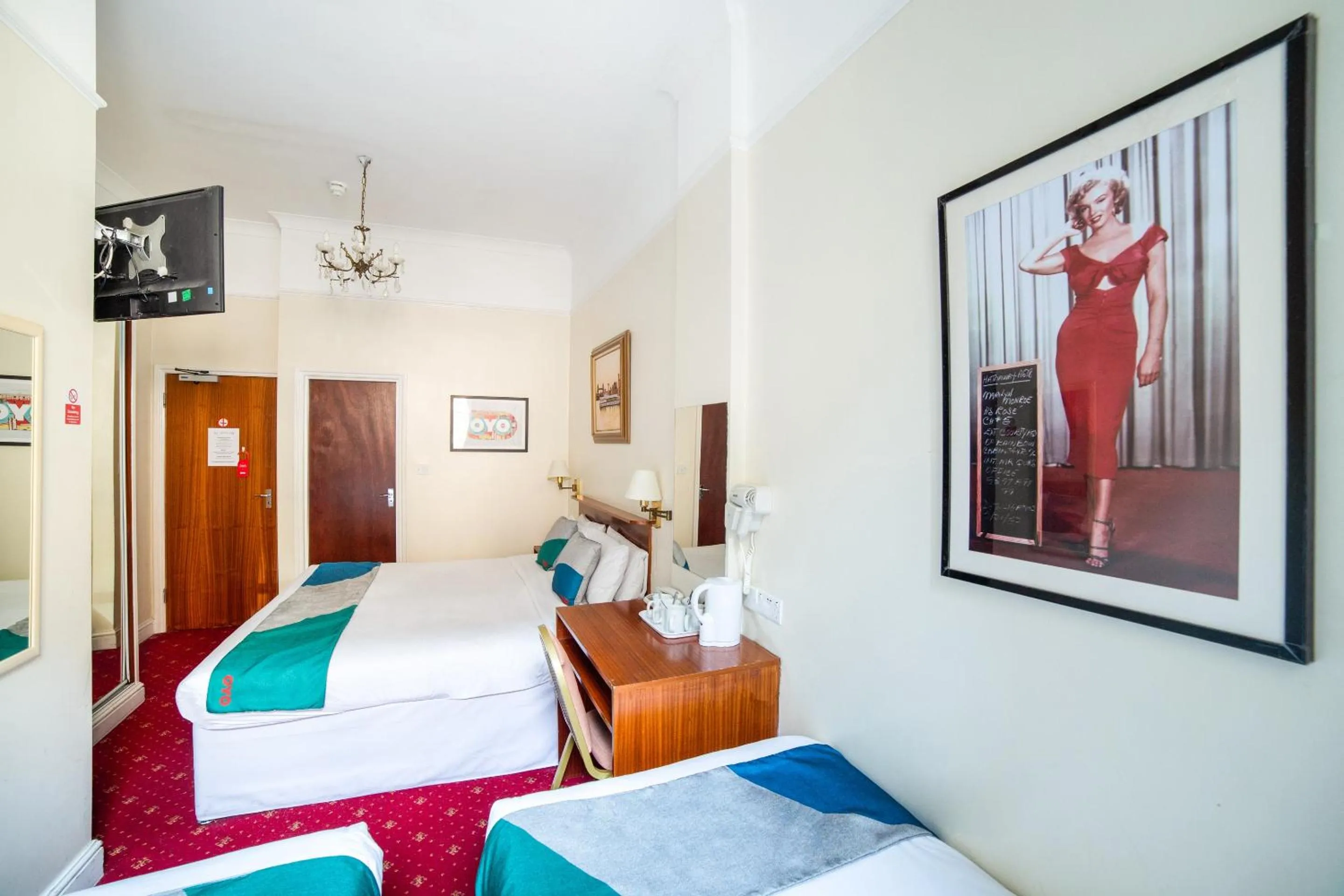 Bedroom, Bed in St George's Hotel