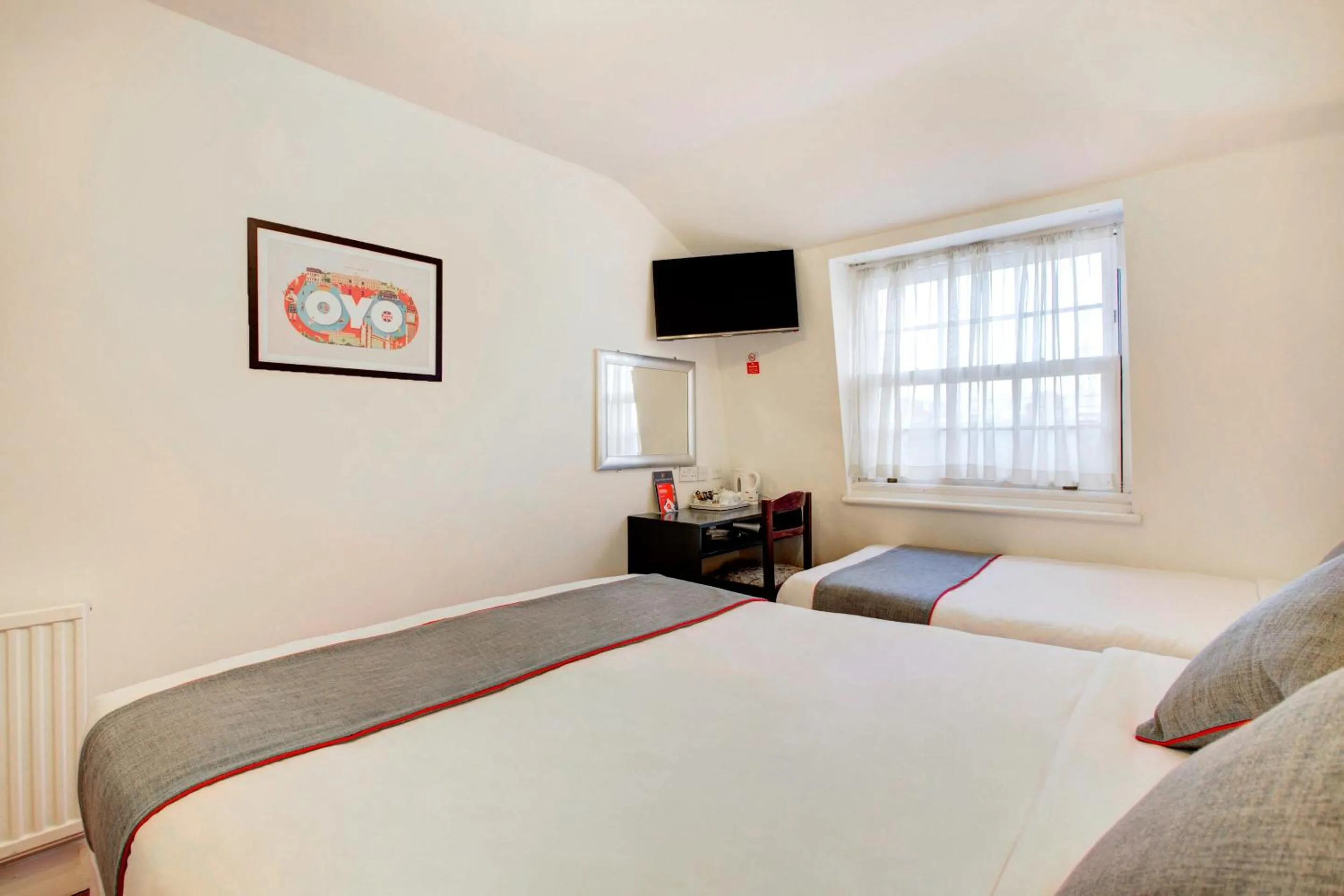 Bedroom, Bed in St George's Hotel