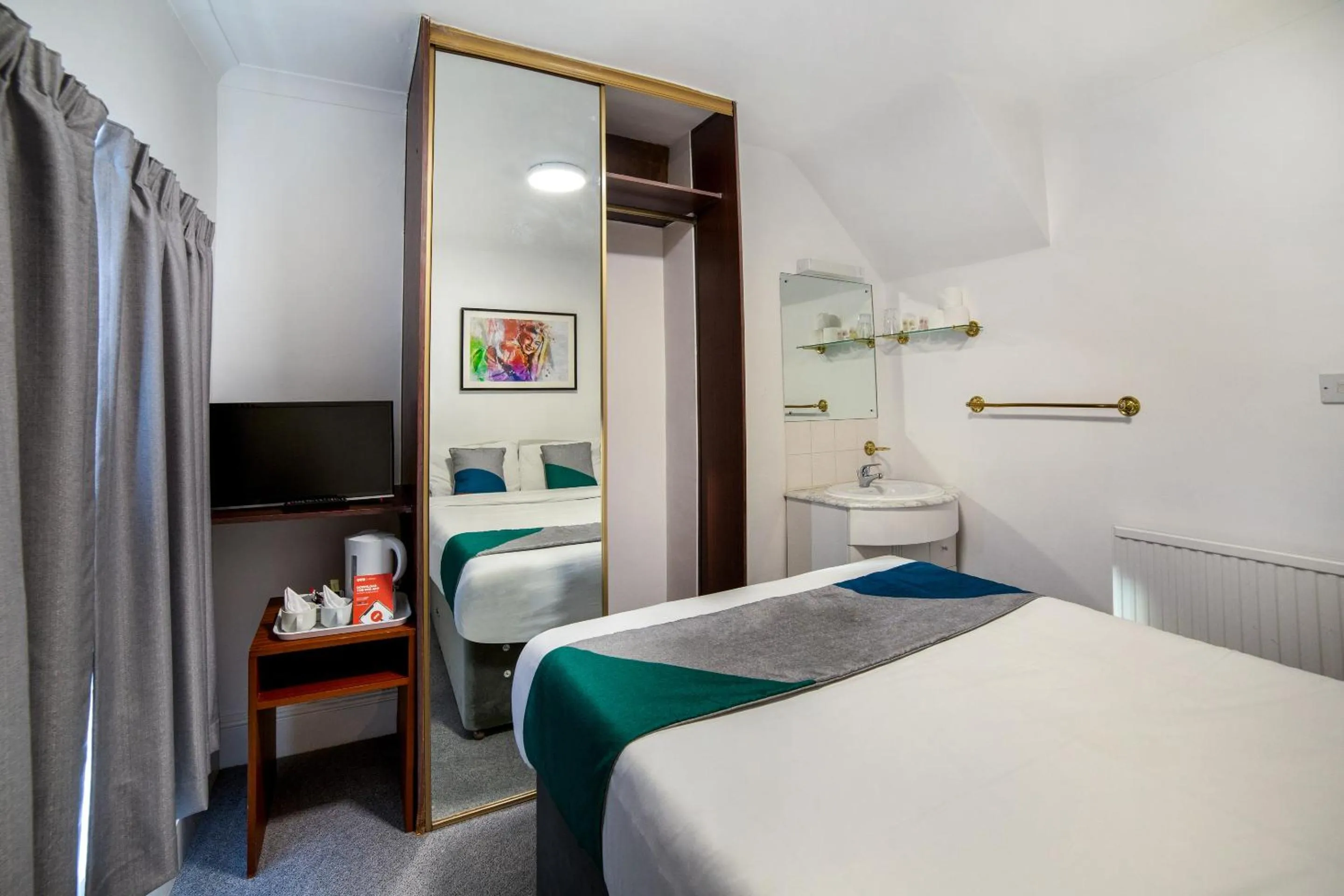 Bedroom, Bed in St George's Hotel