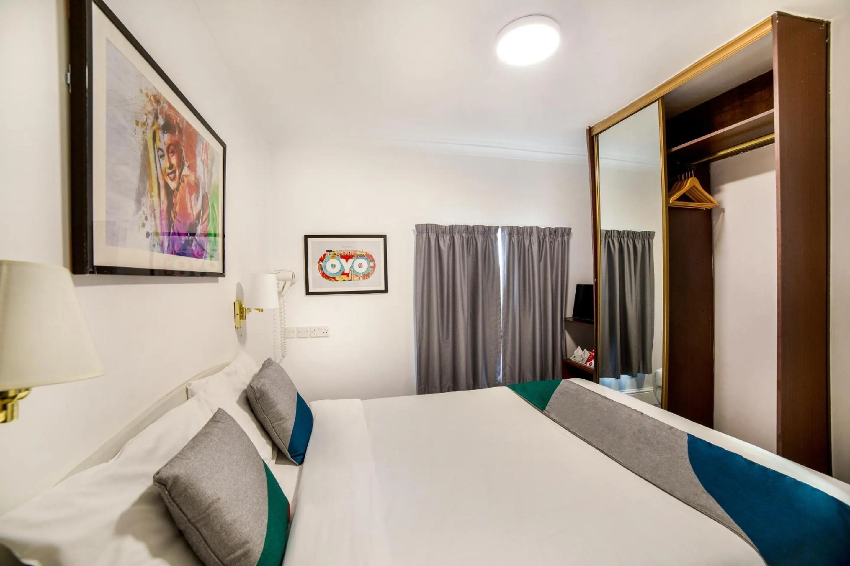 Bedroom, Bed in St George's Hotel