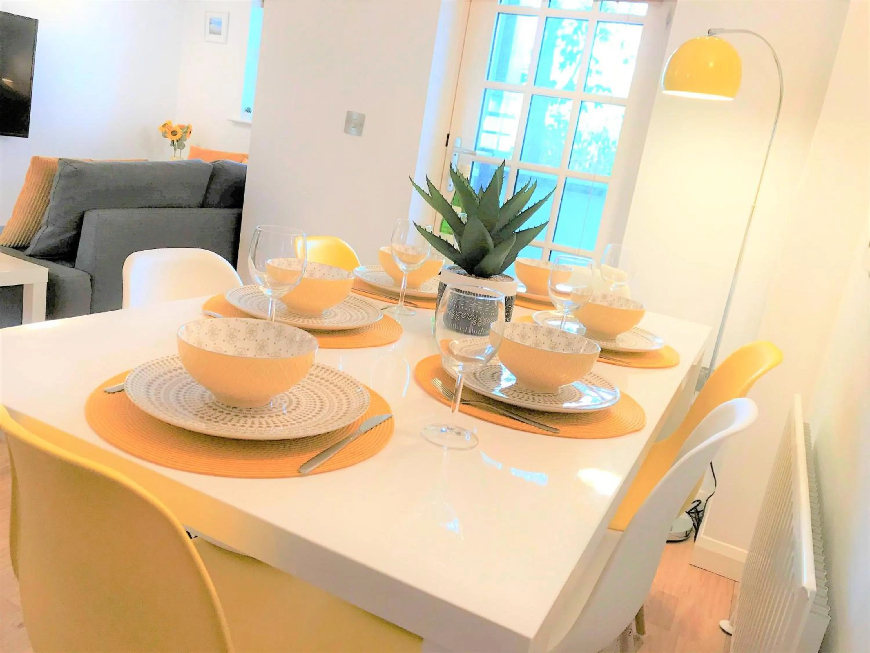 Dining area in Seaside Cottage with Parking