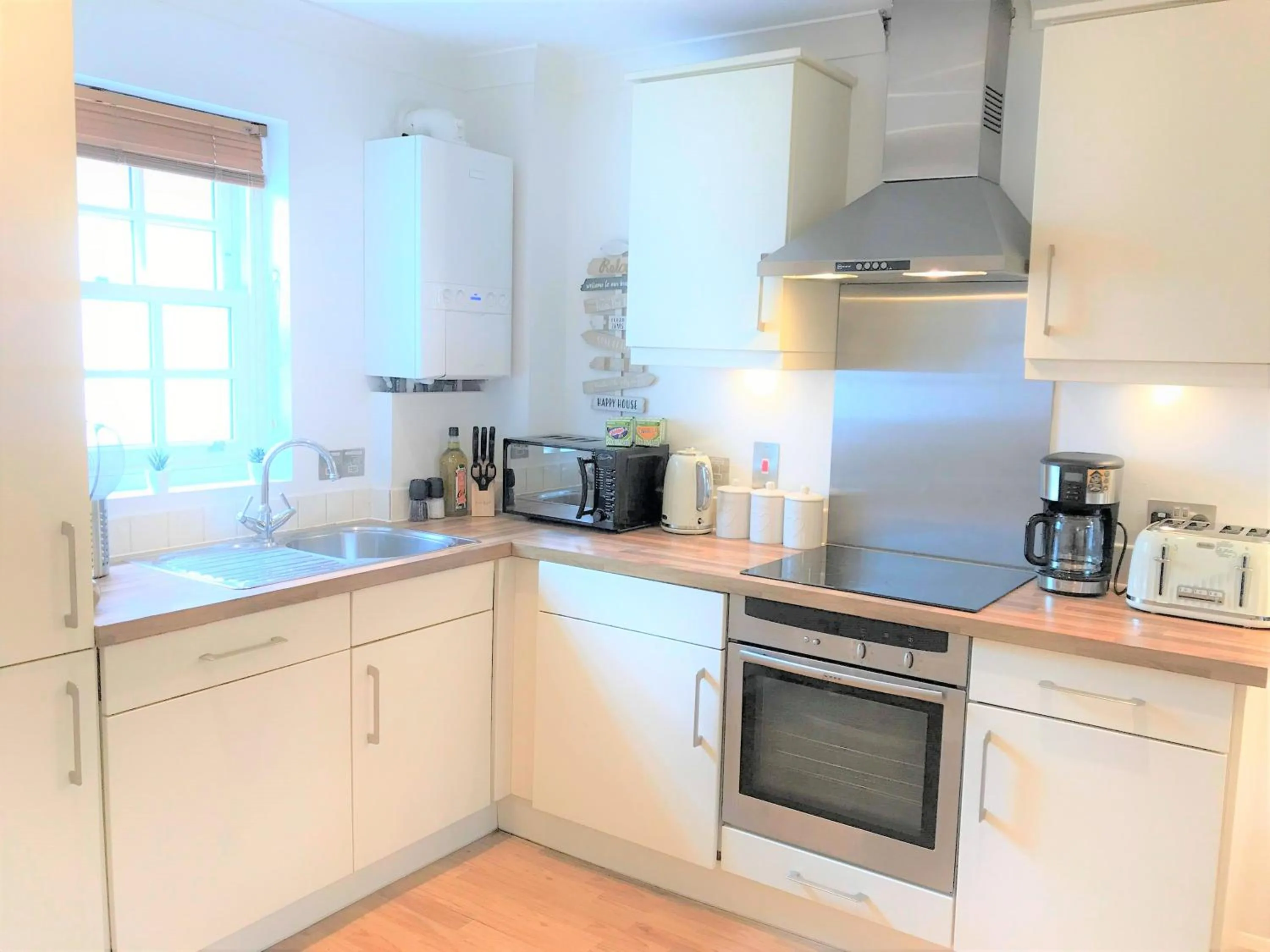 Dining area in Seaside Cottage with Parking