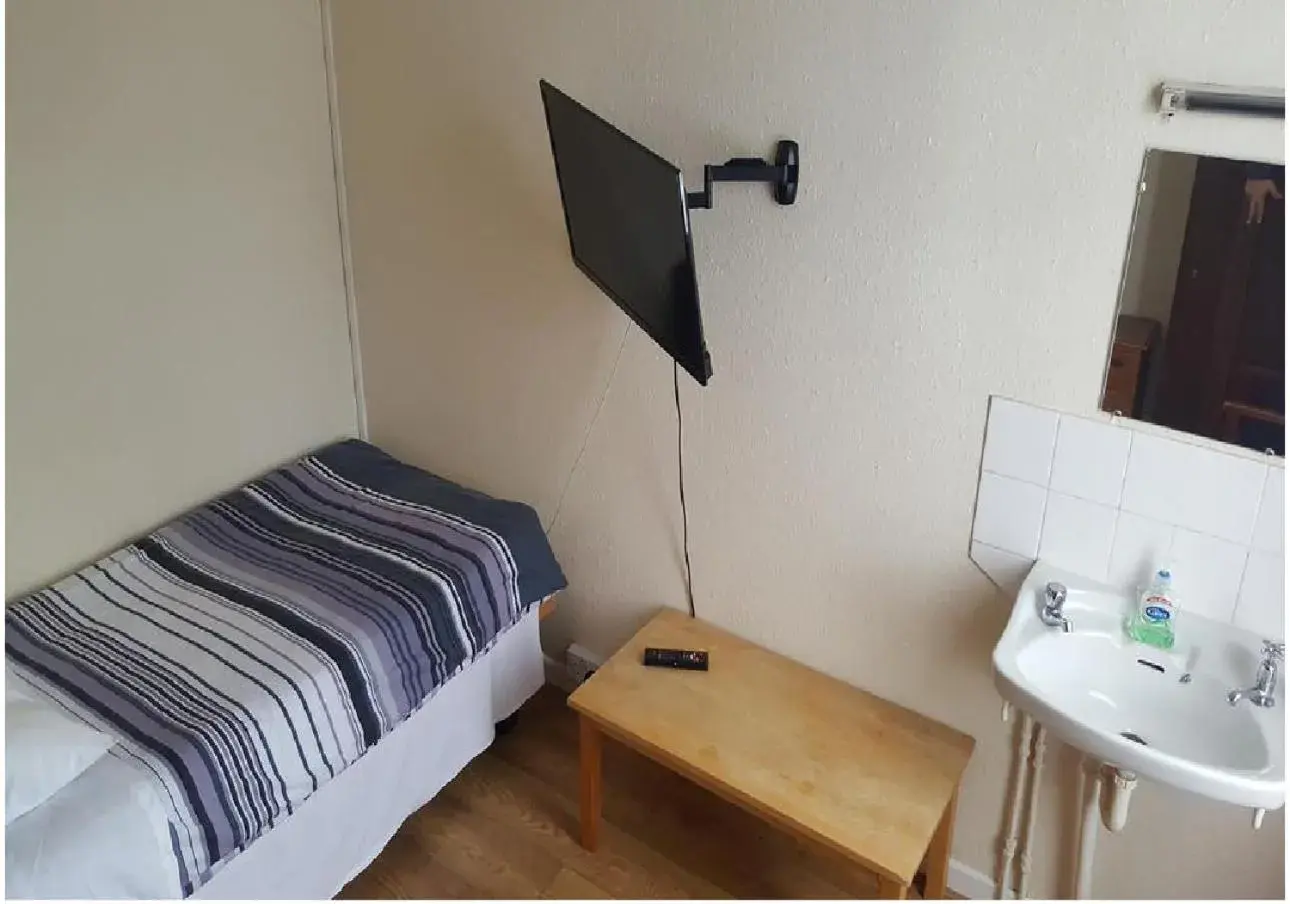 Basic Single Room with Shared Bathroom in Grafton House Basic Single Room with Shared Bathroom in Grafton House