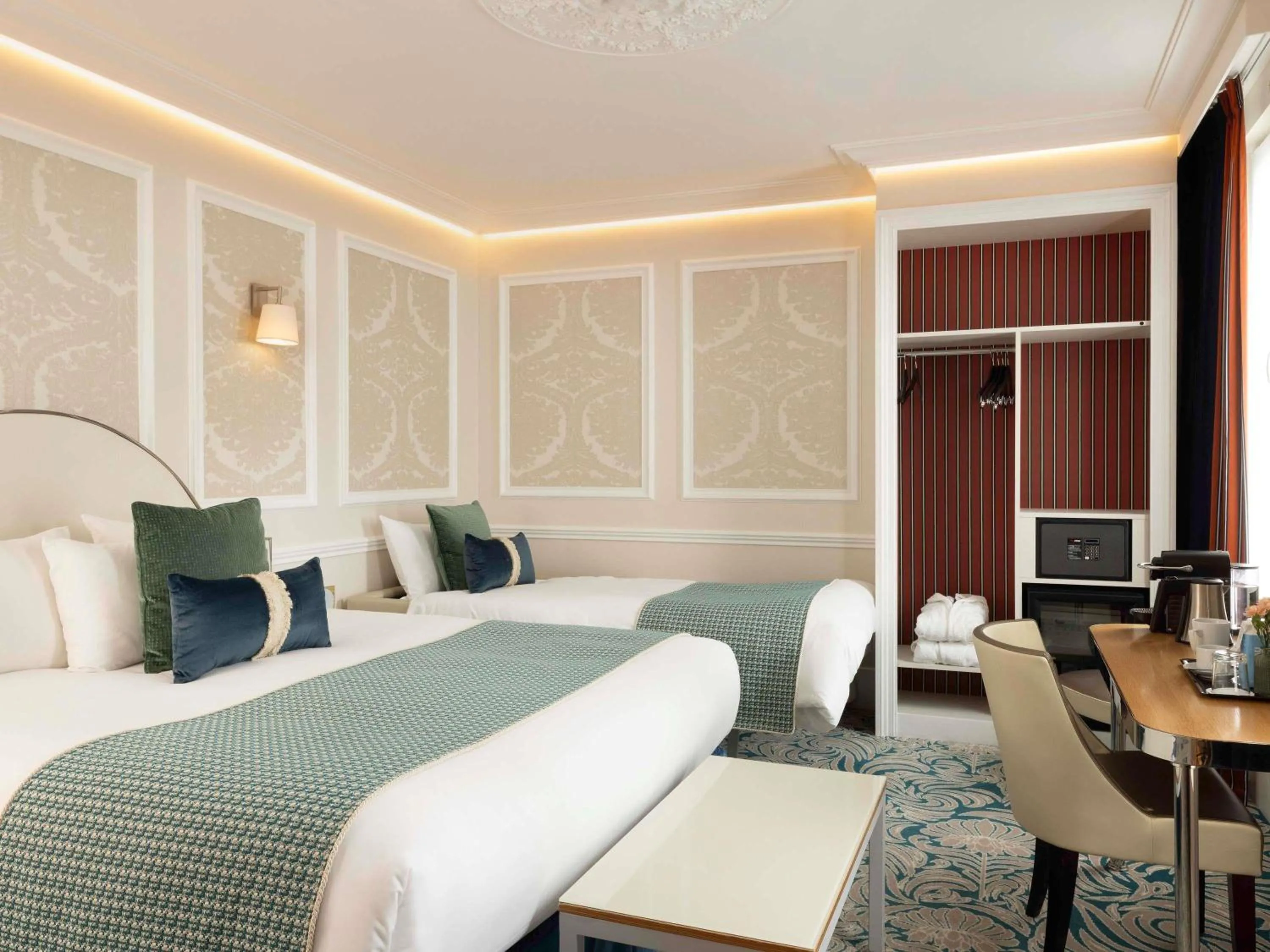 Bedroom in Hotel Mercure La Sorbonne Saint-Germain-des-Prés