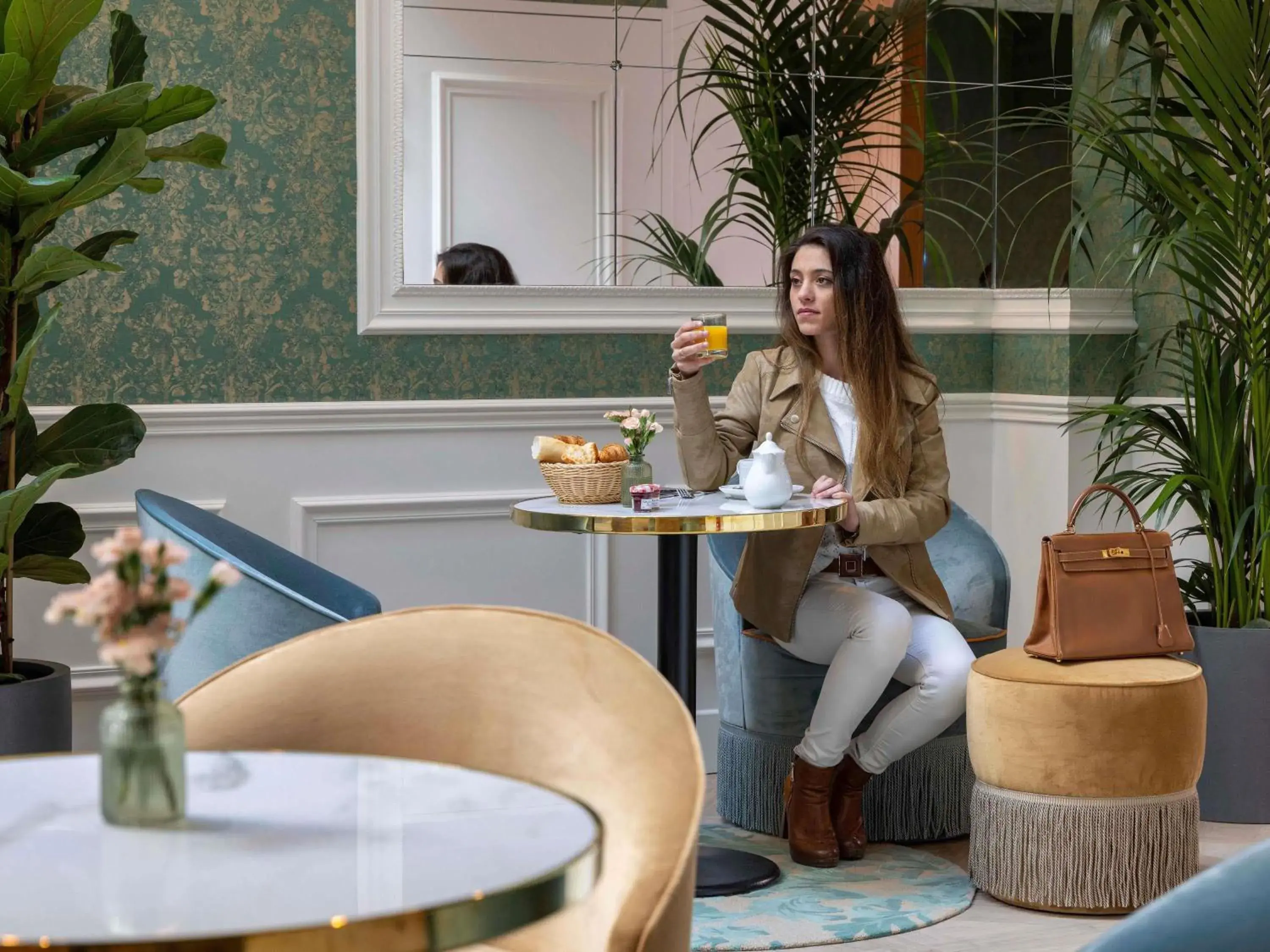 Lounge or bar in Hotel Mercure La Sorbonne Saint-Germain-des-Prés Lounge or bar in Hotel Mercure La Sorbonne Saint-Germain-des-Prés