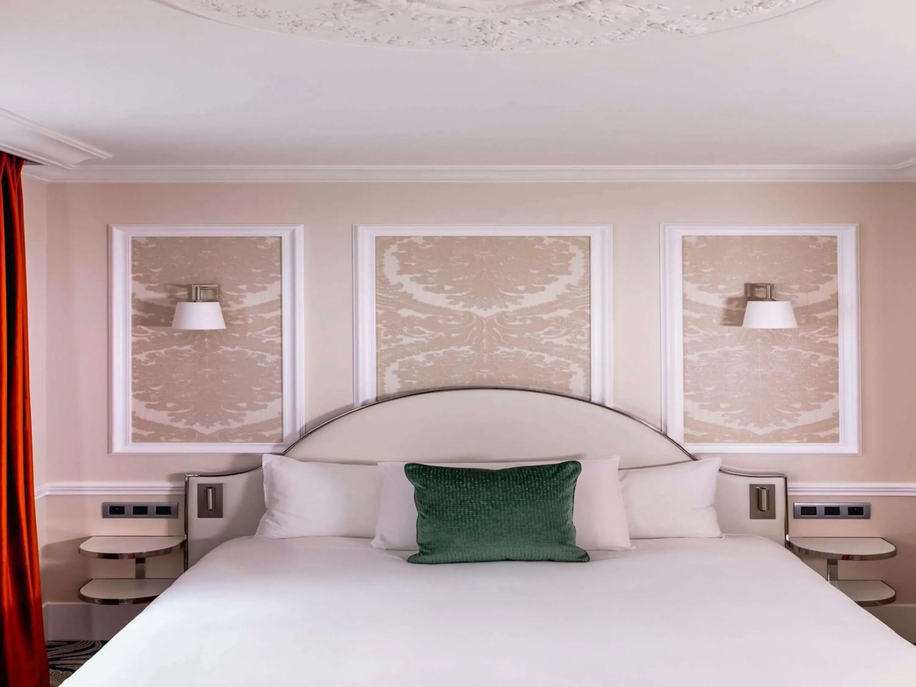 Bedroom, Bed in Hotel Mercure La Sorbonne Saint-Germain-des-Prés Bedroom, Bed in Hotel Mercure La Sorbonne Saint-Germain-des-Prés