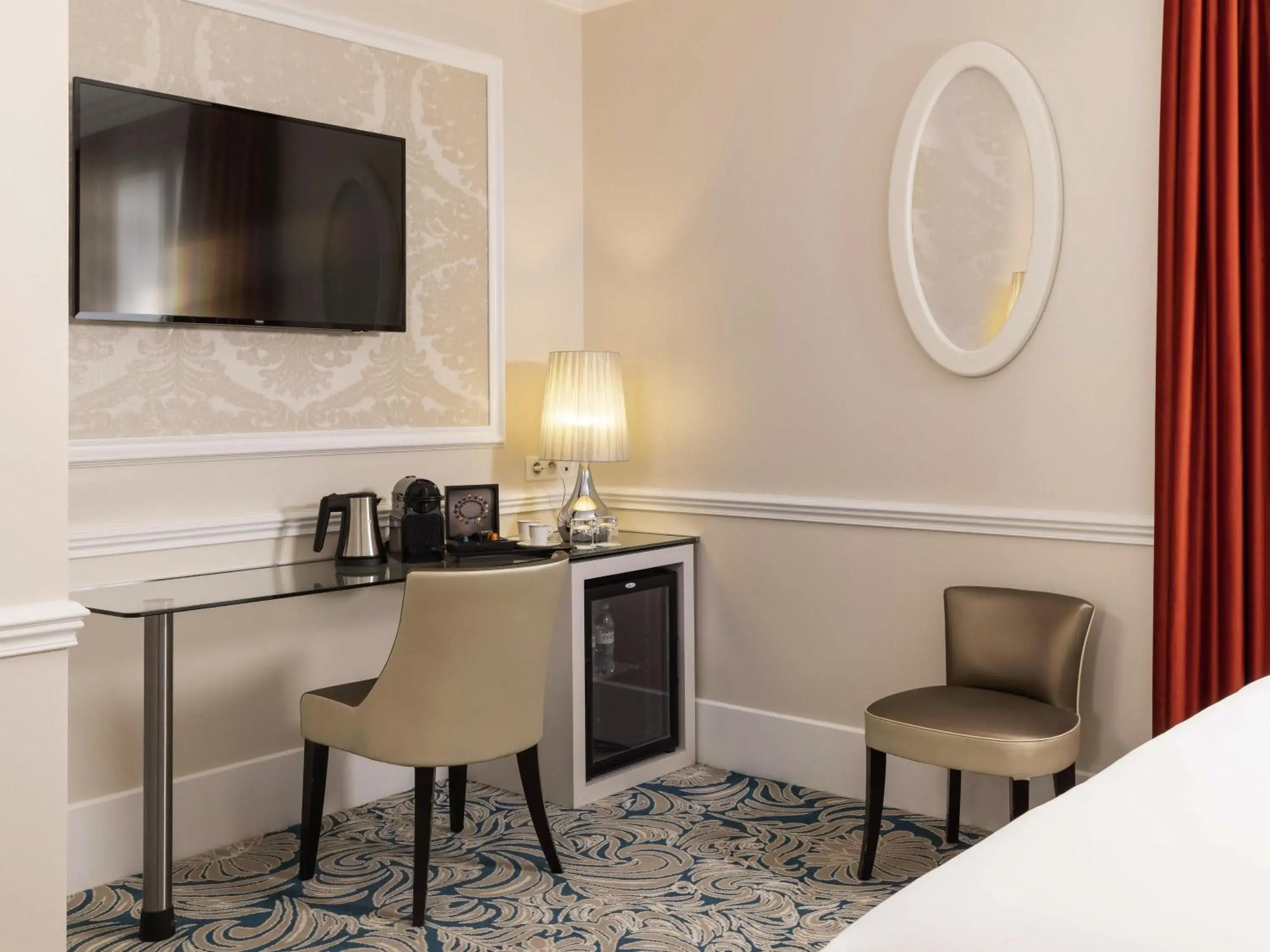 Bedroom in Hotel Mercure La Sorbonne Saint-Germain-des-Prés Bedroom in Hotel Mercure La Sorbonne Saint-Germain-des-Prés