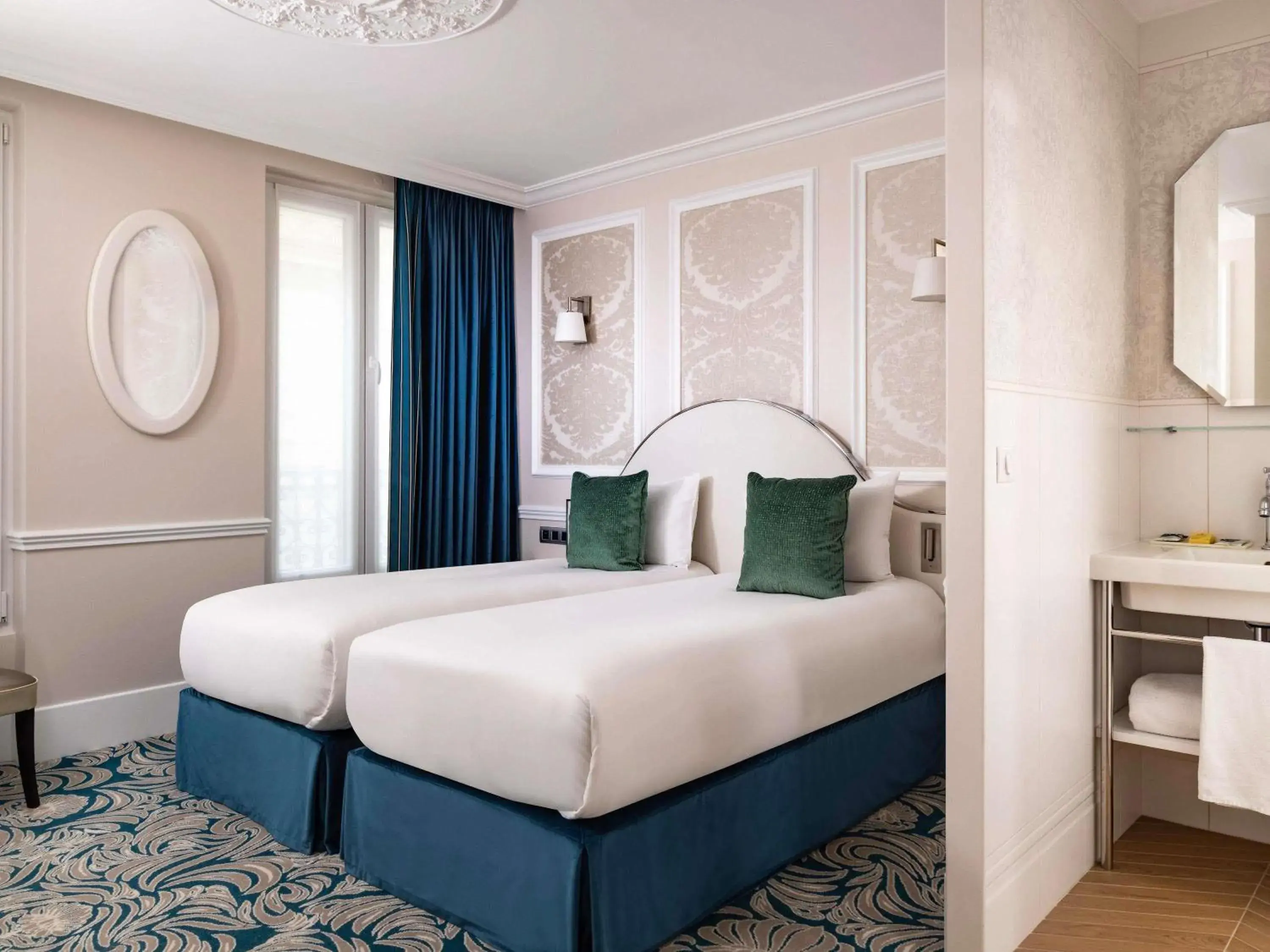 Property building, Bed in Hotel Mercure La Sorbonne Saint-Germain-des-Prés Property building, Bed in Hotel Mercure La Sorbonne Saint-Germain-des-Prés