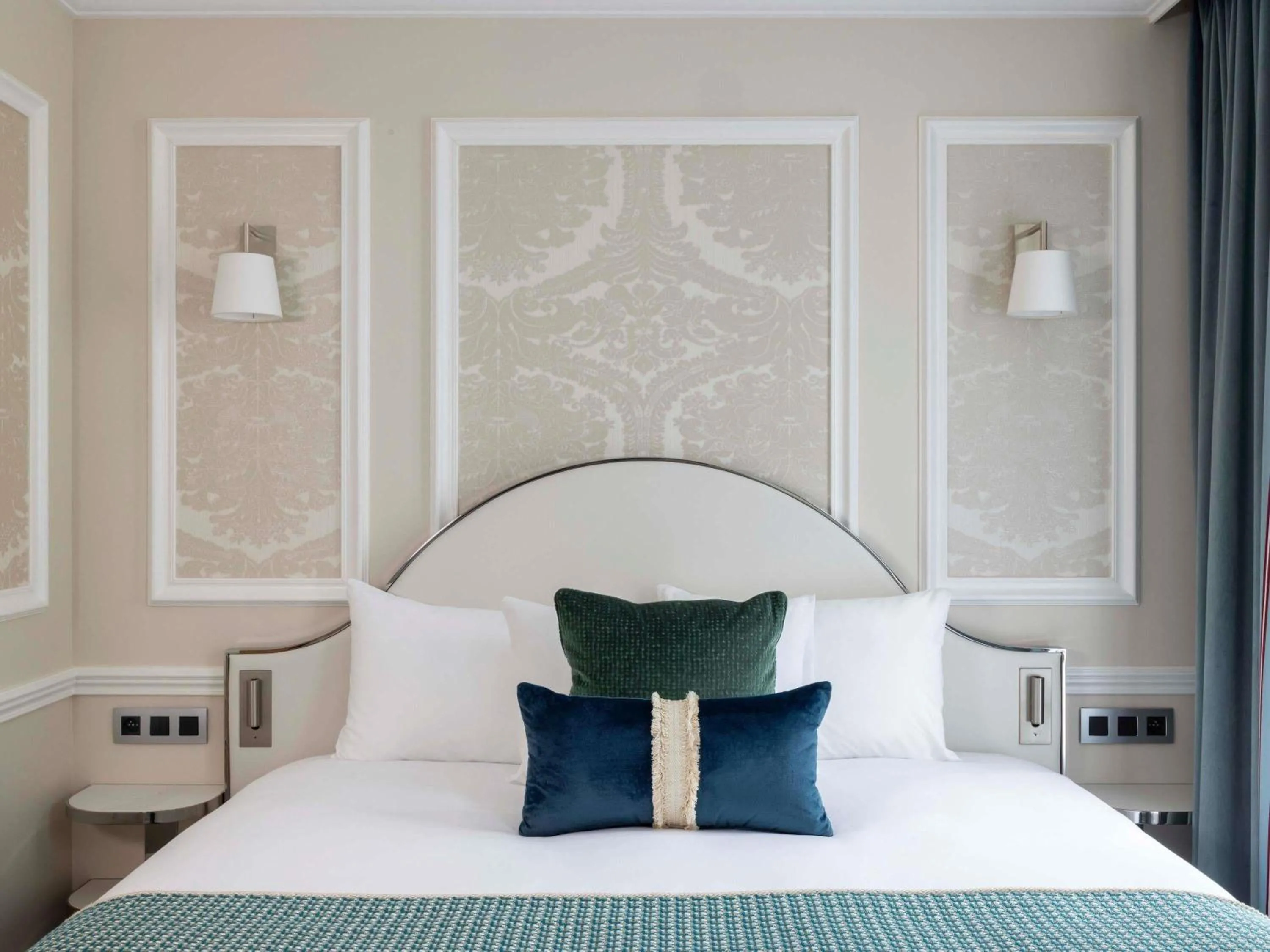 Bedroom, Bed in Hotel Mercure La Sorbonne Saint-Germain-des-Prés