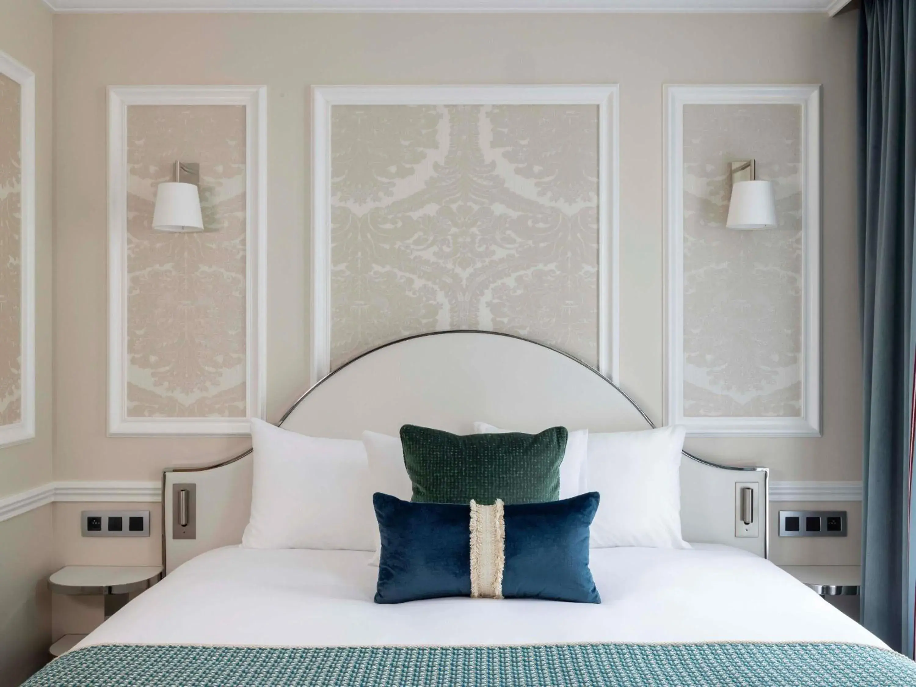 Bedroom, Bed in Hotel Mercure La Sorbonne Saint-Germain-des-Prés Bedroom, Bed in Hotel Mercure La Sorbonne Saint-Germain-des-Prés