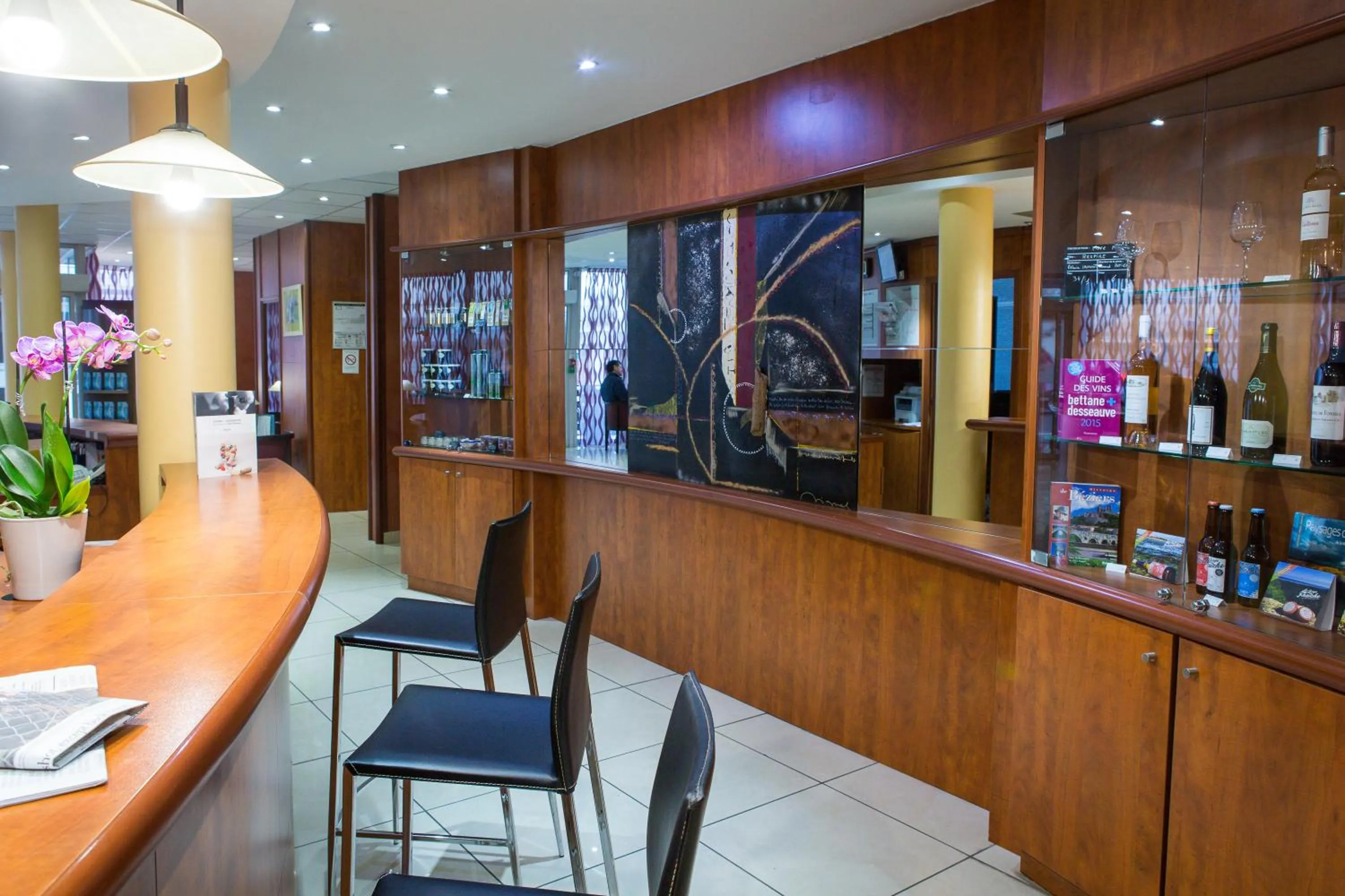 Lounge or bar in Mercure Béziers