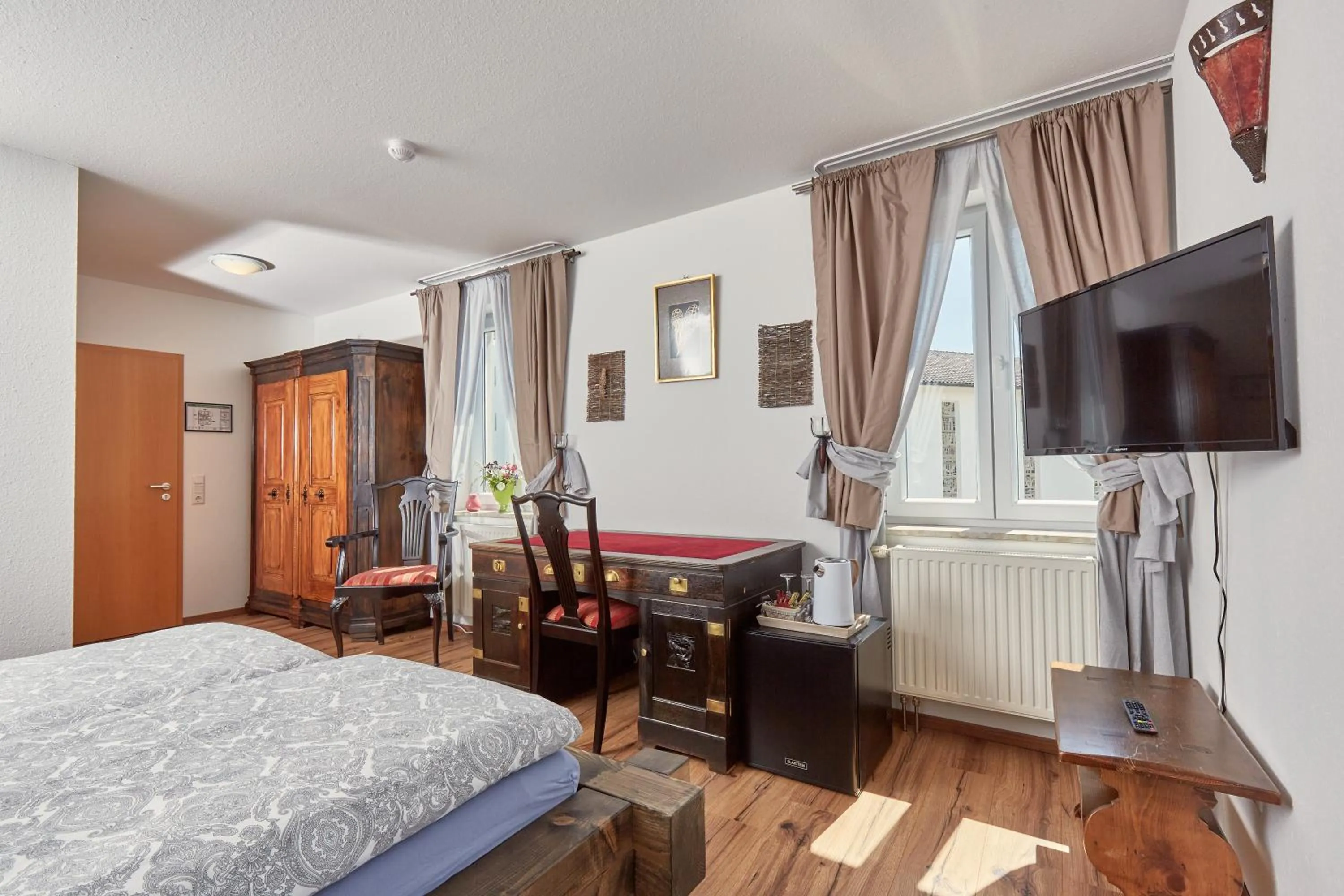 Photo of the whole room, Bed in Hotel-Krone-Lounge