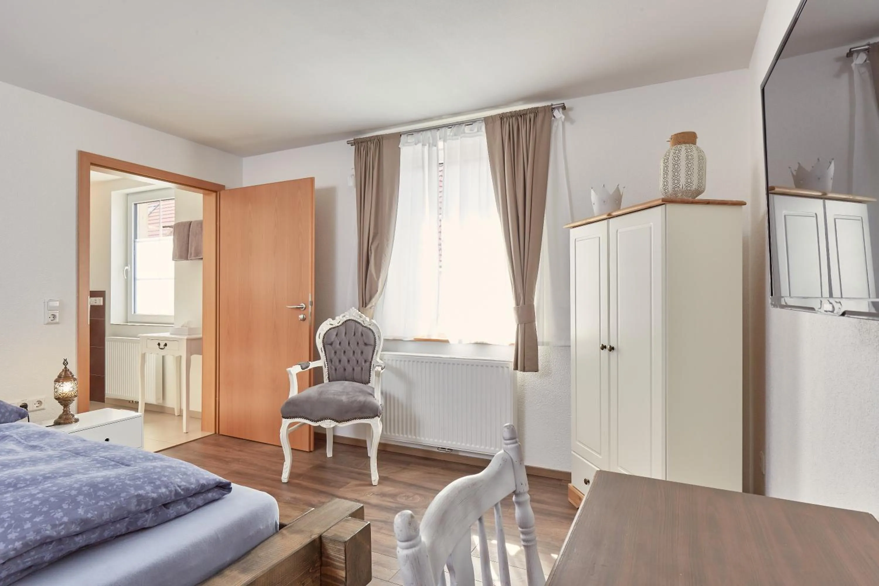 Photo of the whole room, Bed in Hotel-Krone-Lounge