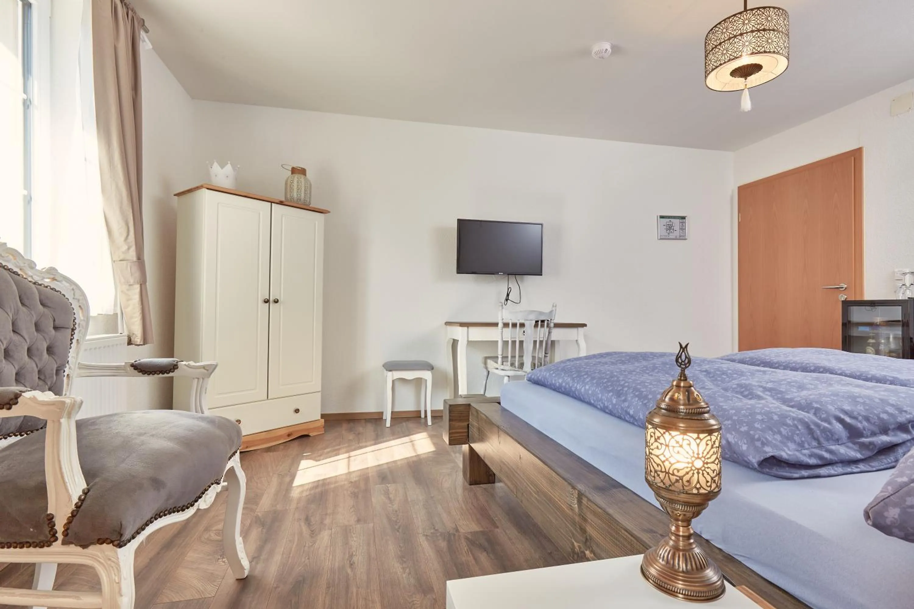 Photo of the whole room, Bed in Hotel-Krone-Lounge