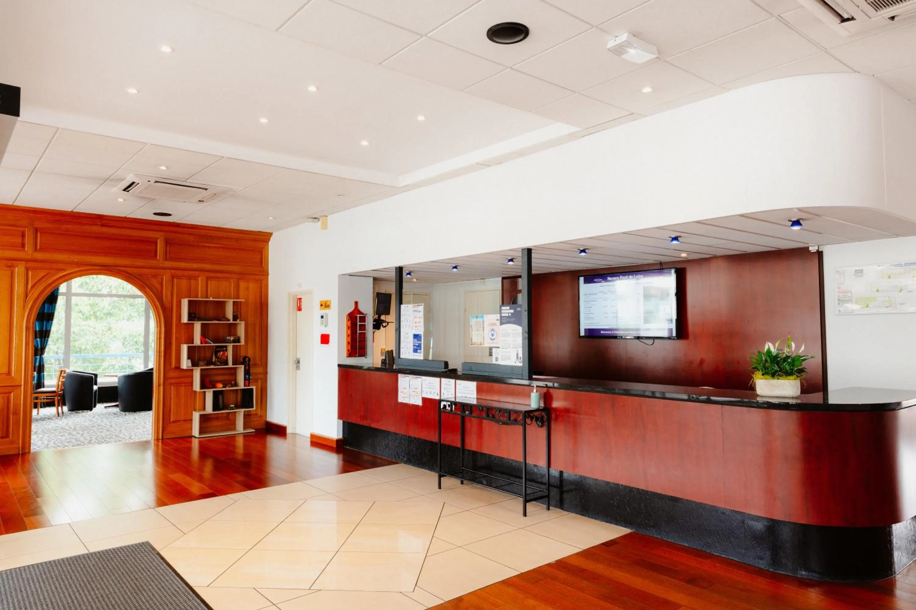 Lobby or reception in Mercure Nevers Pont De Loire