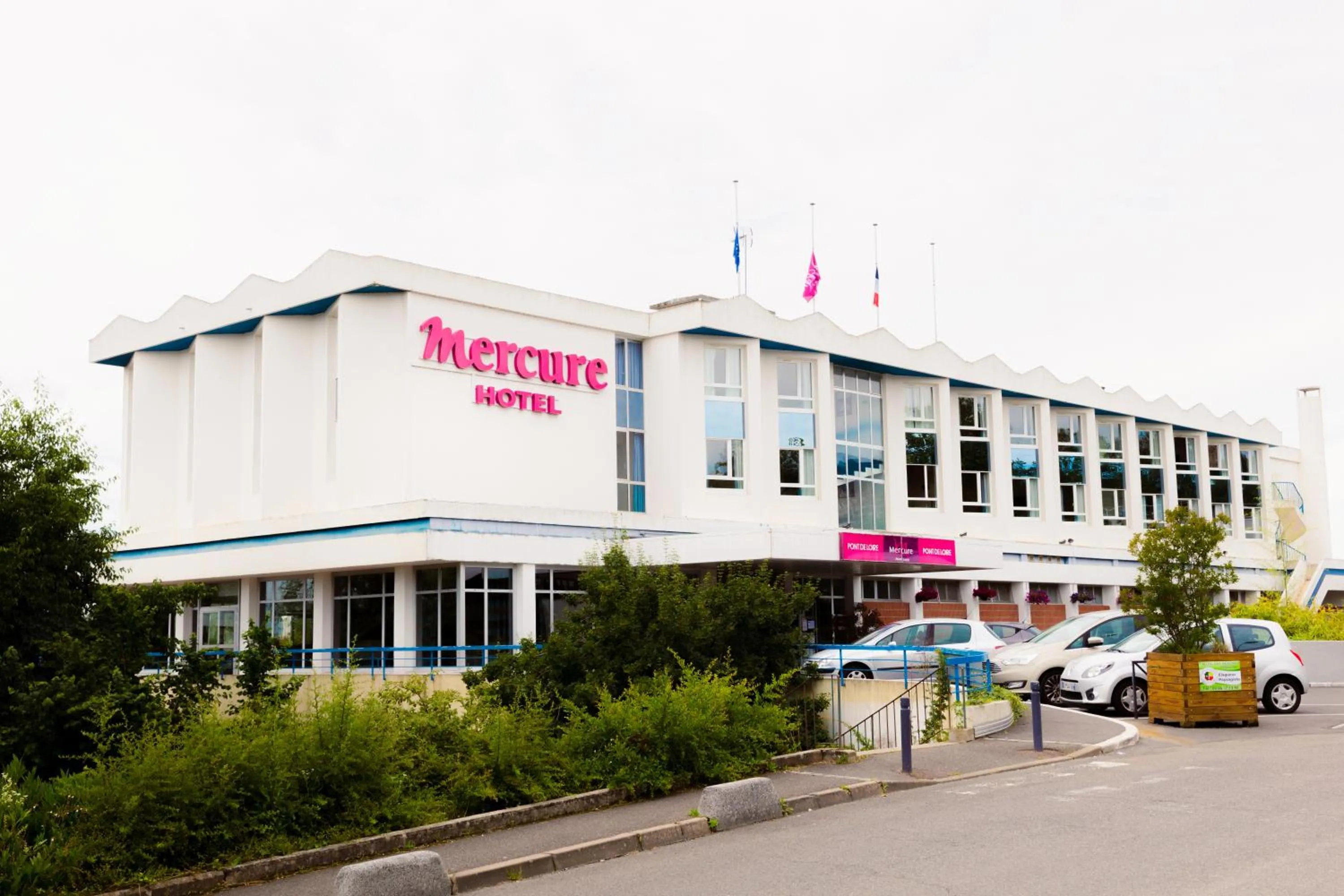 Facade/entrance in Mercure Nevers Pont De Loire