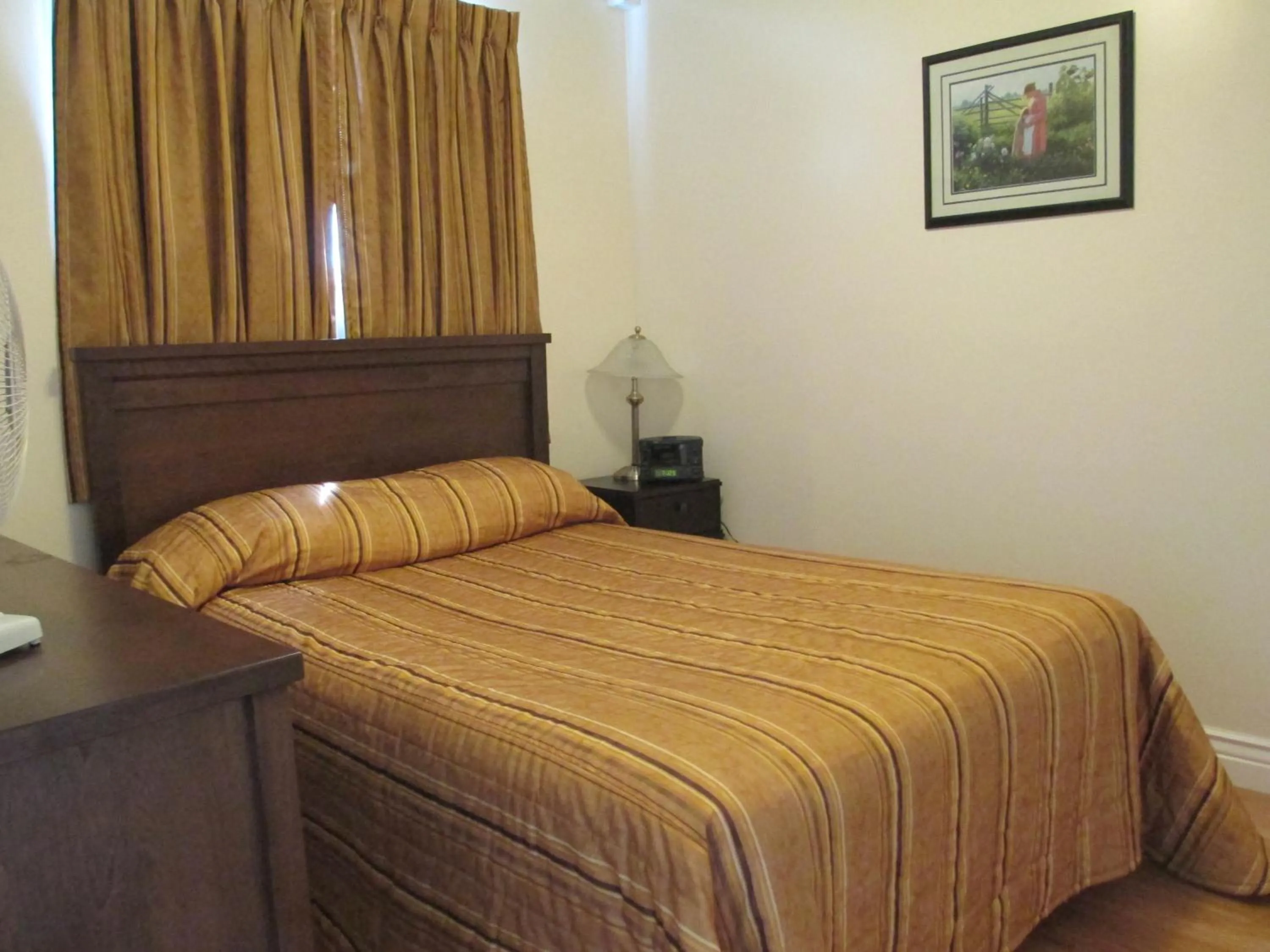 Bedroom, Bed in Comerford's Ocean View Suites