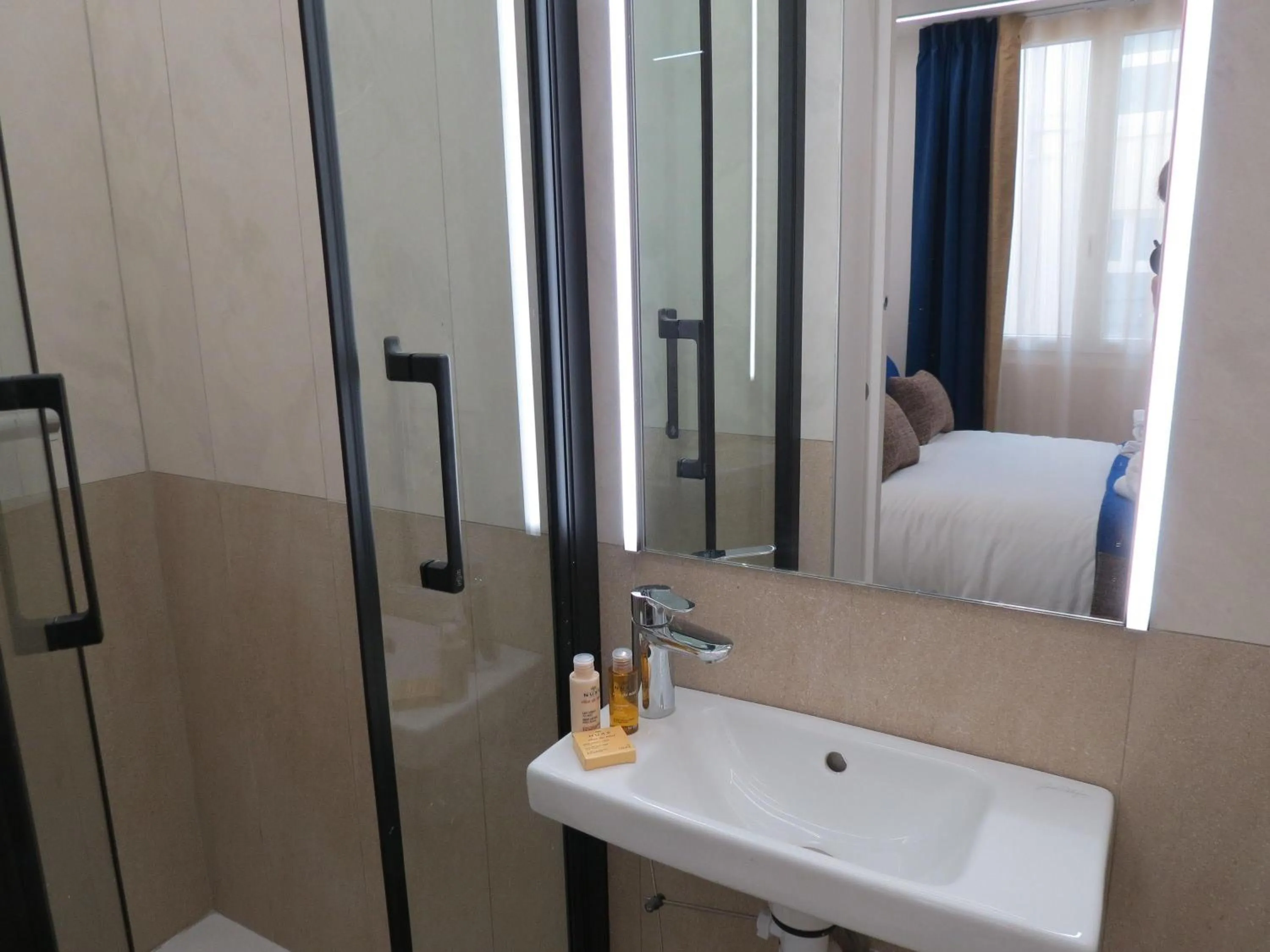 Bedroom, Bed in Mercure Paris Opera Lafayette