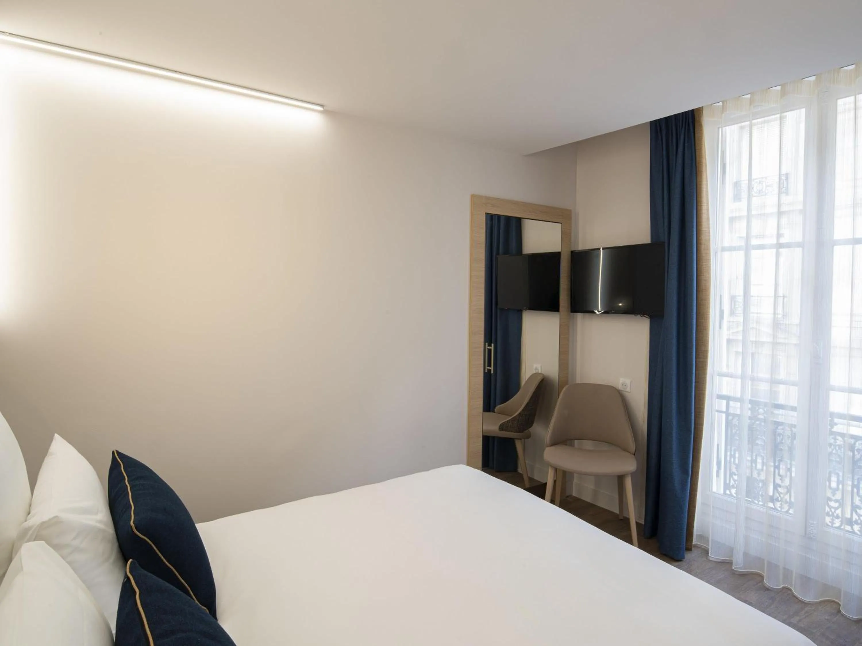 Bedroom, Bed in Mercure Paris Opera Lafayette