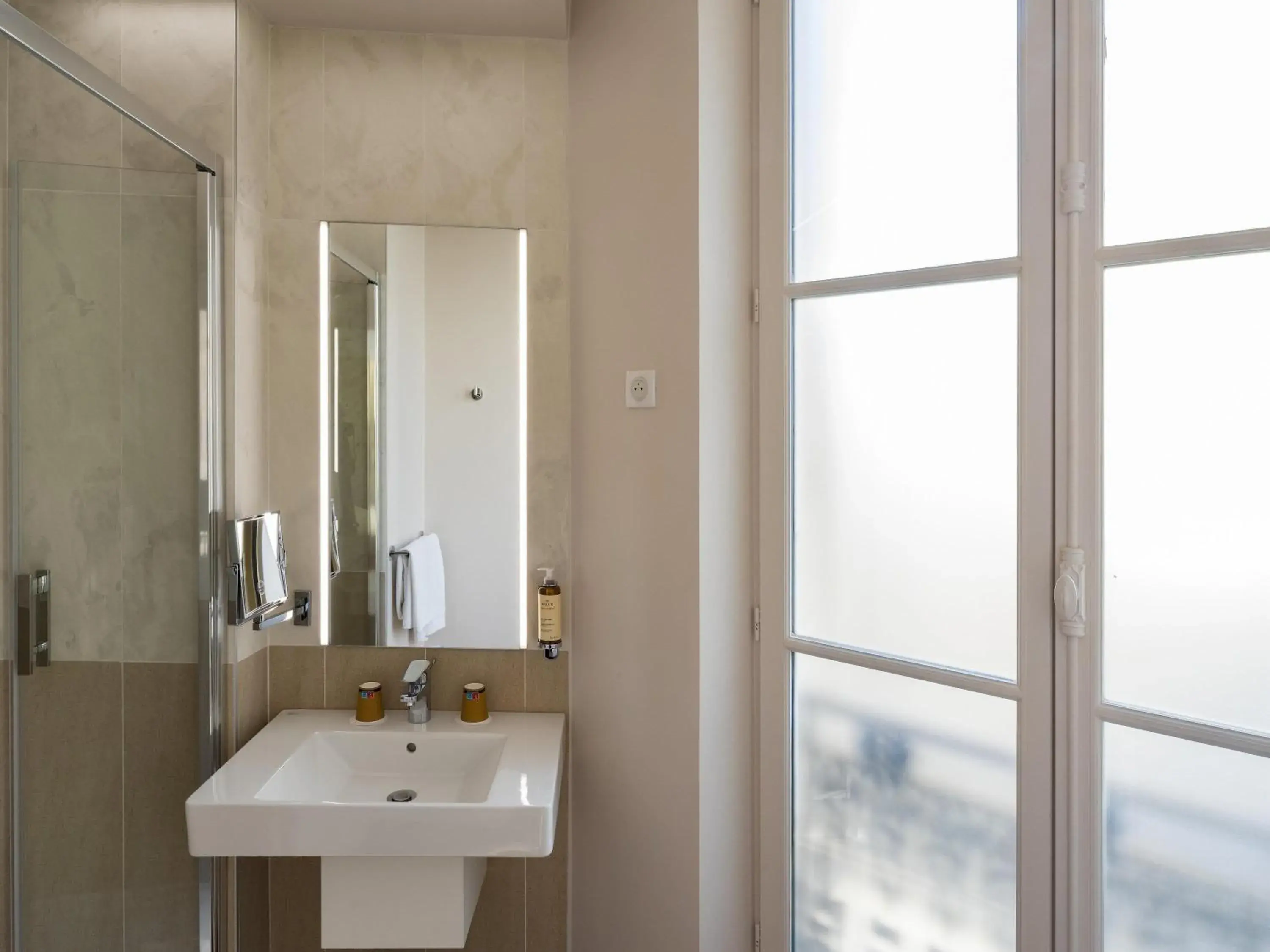 Bedroom in Mercure Paris Opera Lafayette Bedroom in Mercure Paris Opera Lafayette