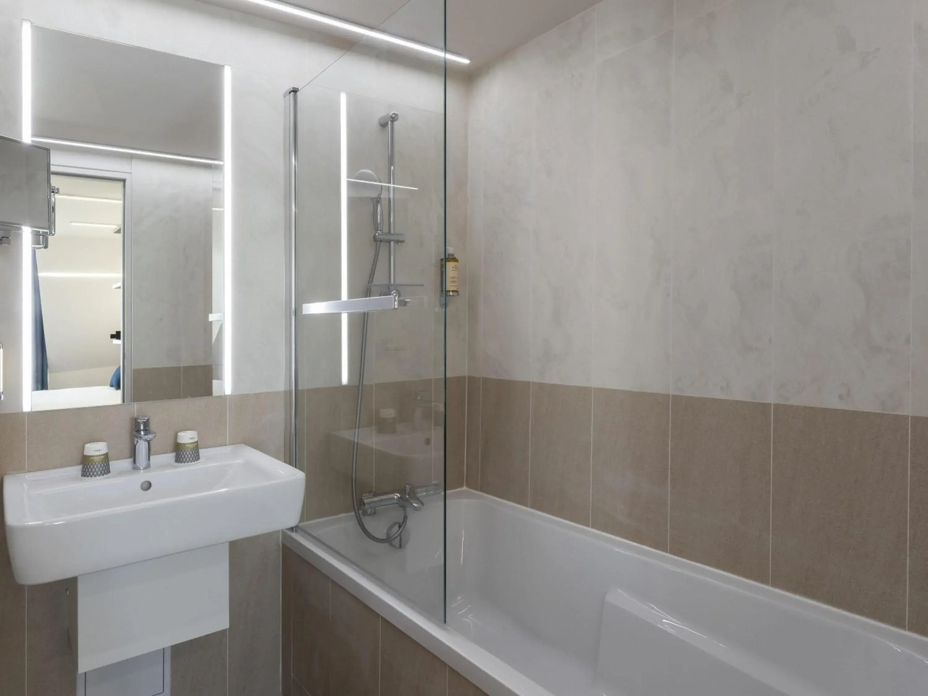 Bedroom in Mercure Paris Opera Lafayette Bedroom in Mercure Paris Opera Lafayette