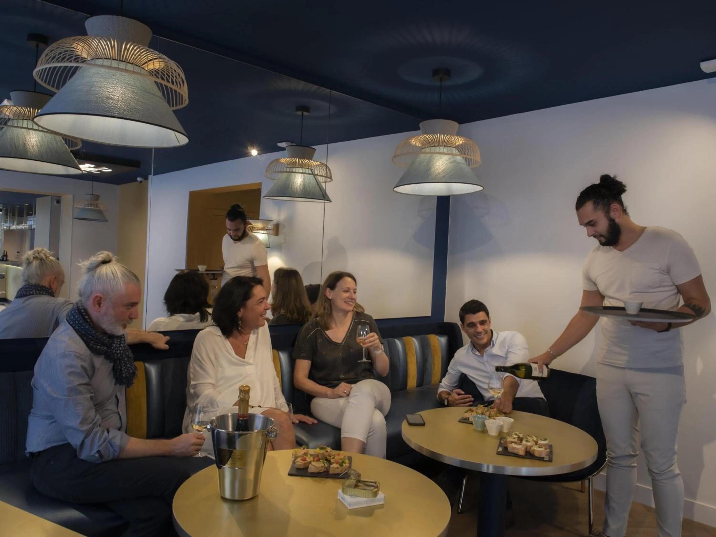 Lounge or bar in Mercure Paris Opera Lafayette