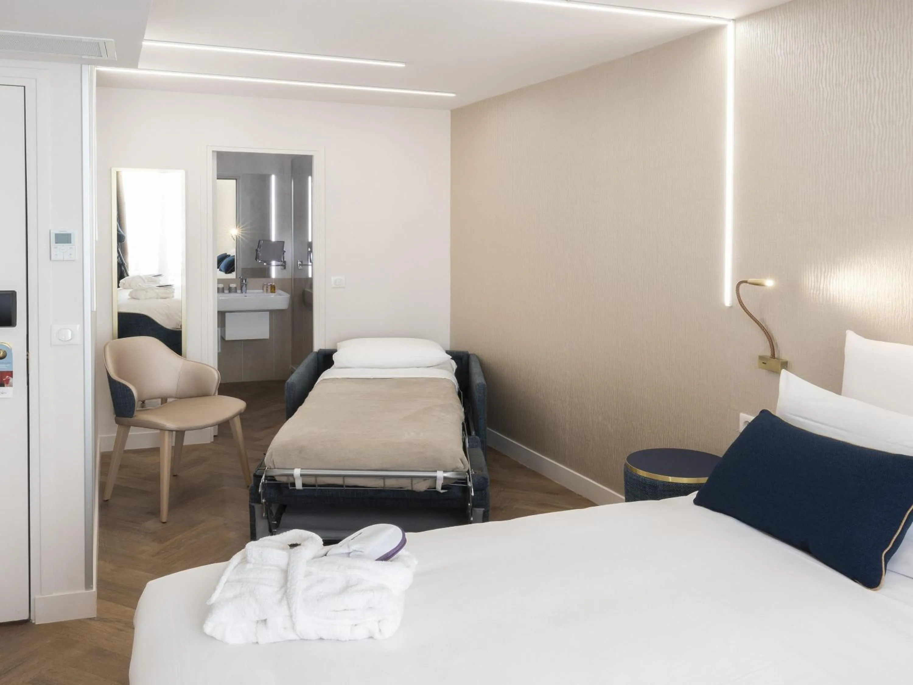 Bedroom, Bed in Mercure Paris Opera Lafayette